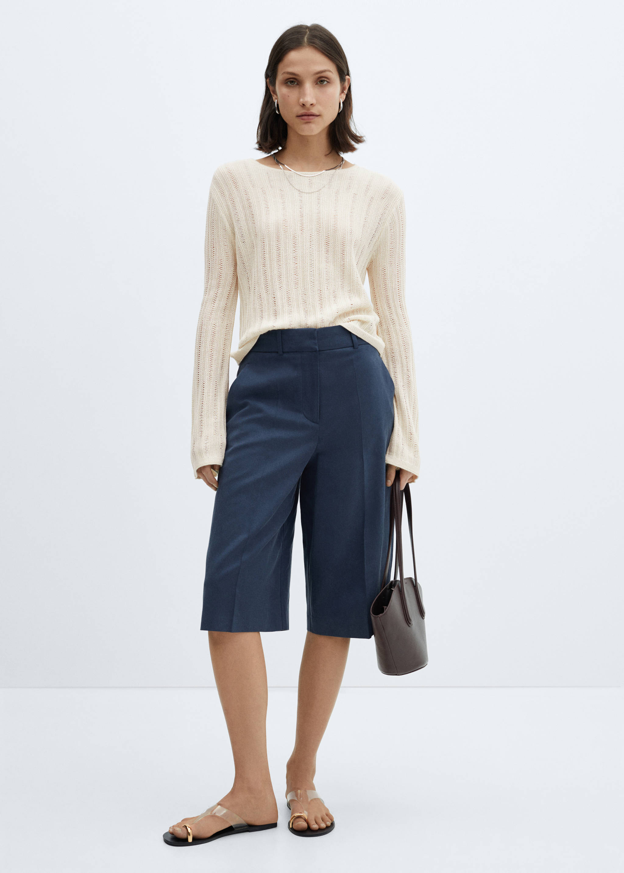 Джемпер с пропущенными петлями и расклешенными рукавами - Общий план