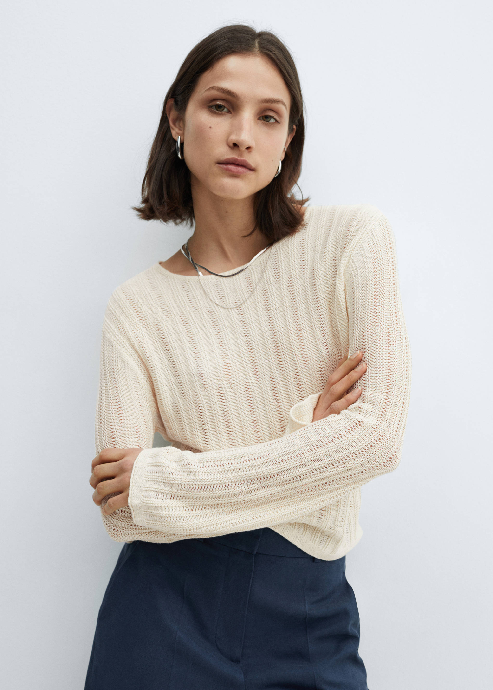 Джемпер с пропущенными петлями и расклешенными рукавами - Средний план