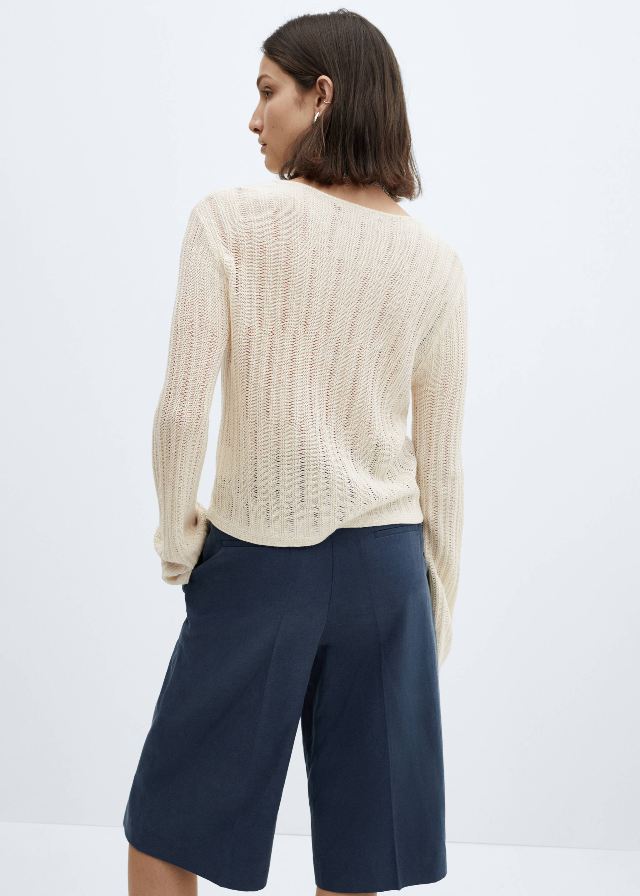 Джемпер с пропущенными петлями и расклешенными рукавами - Обратная сторона изделия