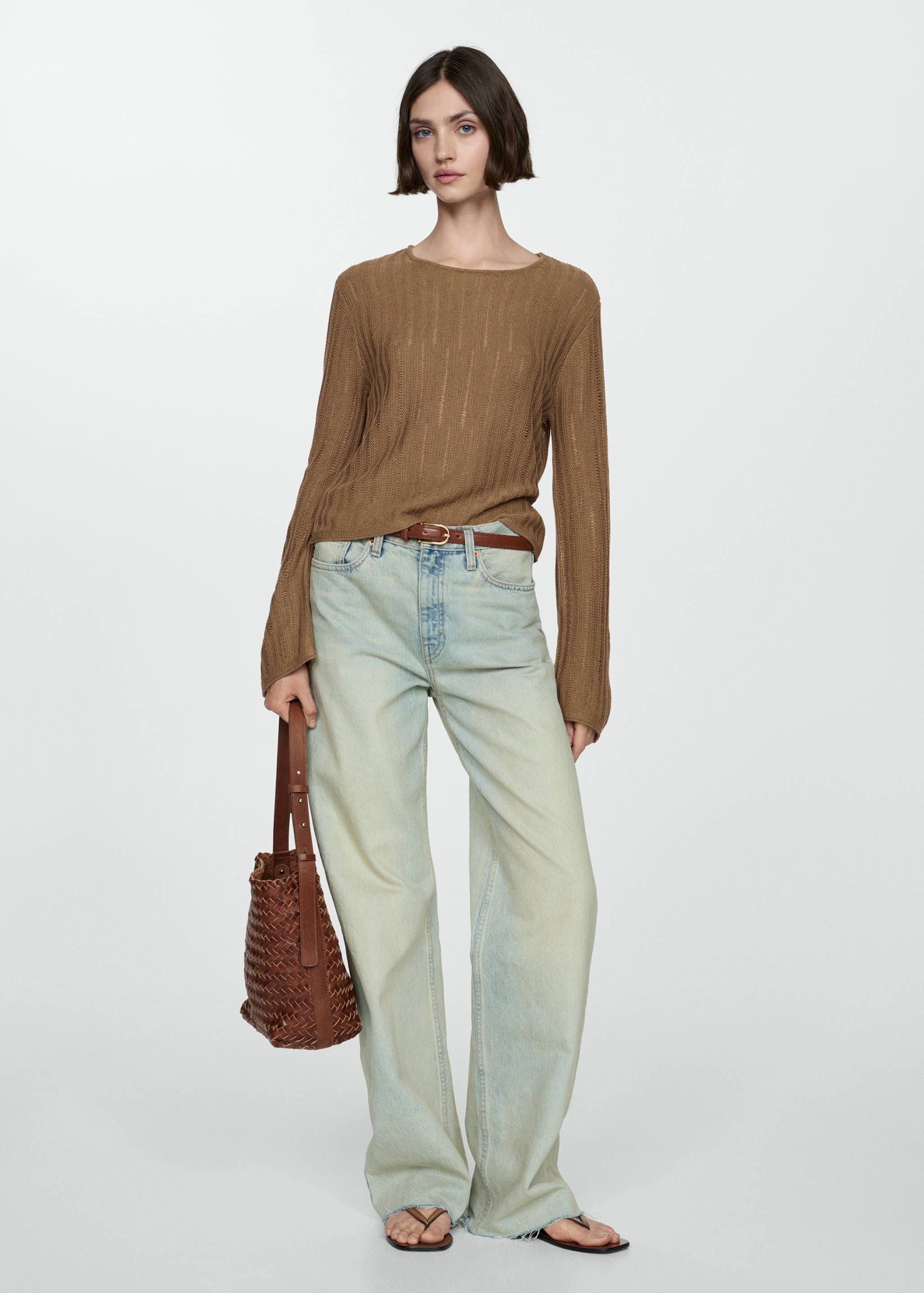 Джемпер с пропущенными петлями и расклешенными рукавами - Общий план