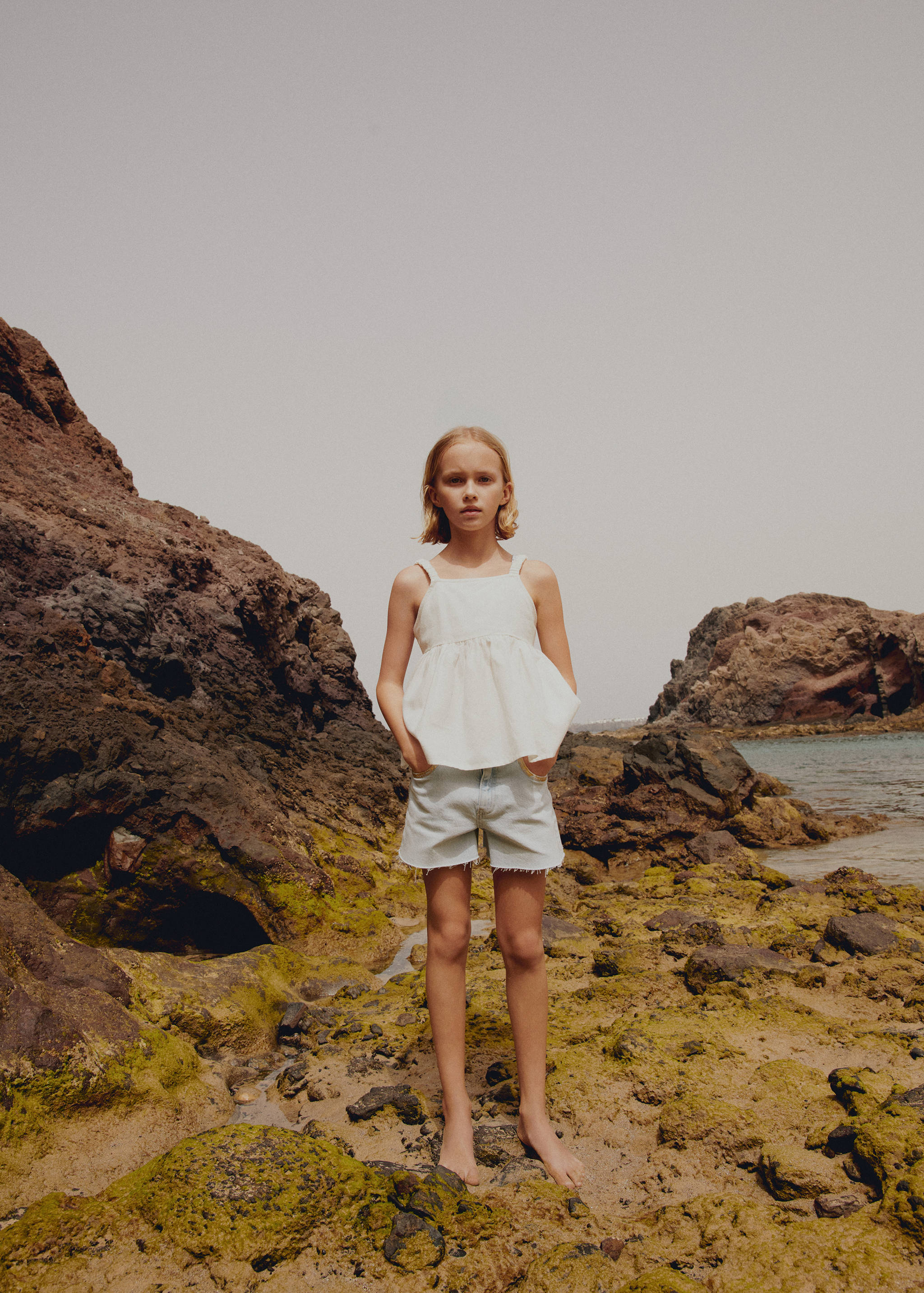 Denim shorts with frayed hem - Details of the article 5