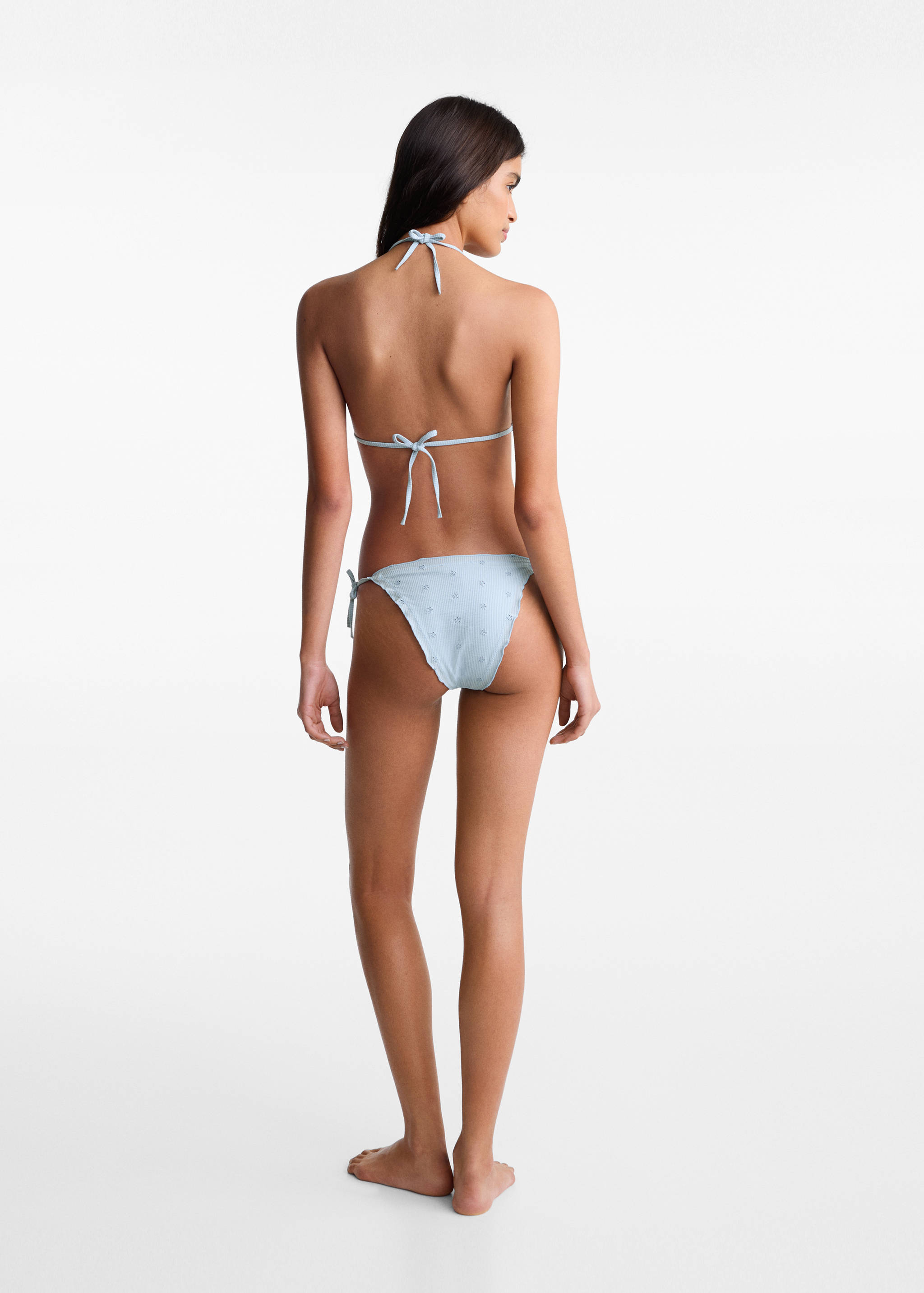 Бикини с вышитыми цветами - Обратная сторона изделия