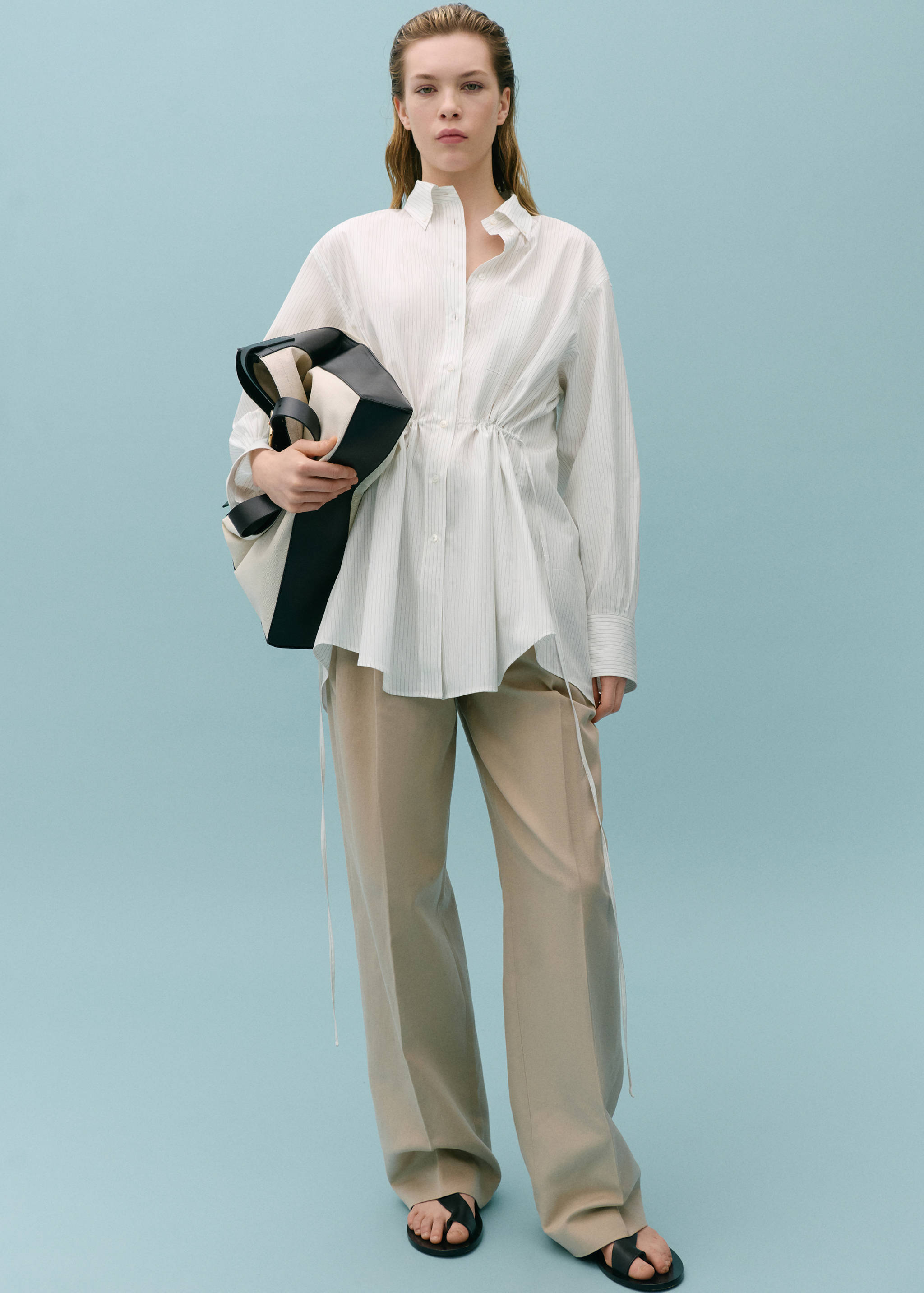 Shirt with gathered back opening - General plane