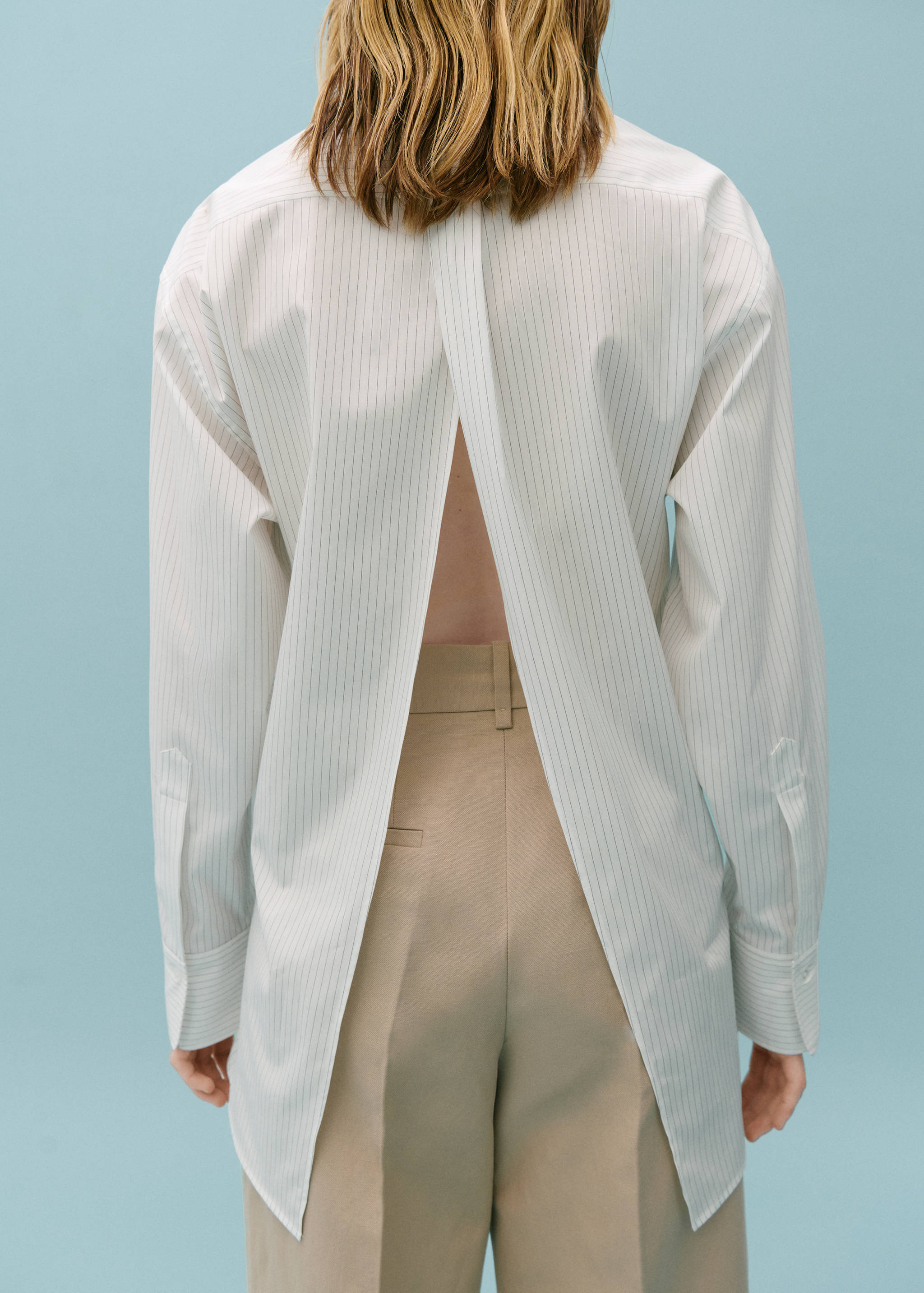 Shirt with gathered back opening - Reverse of the article