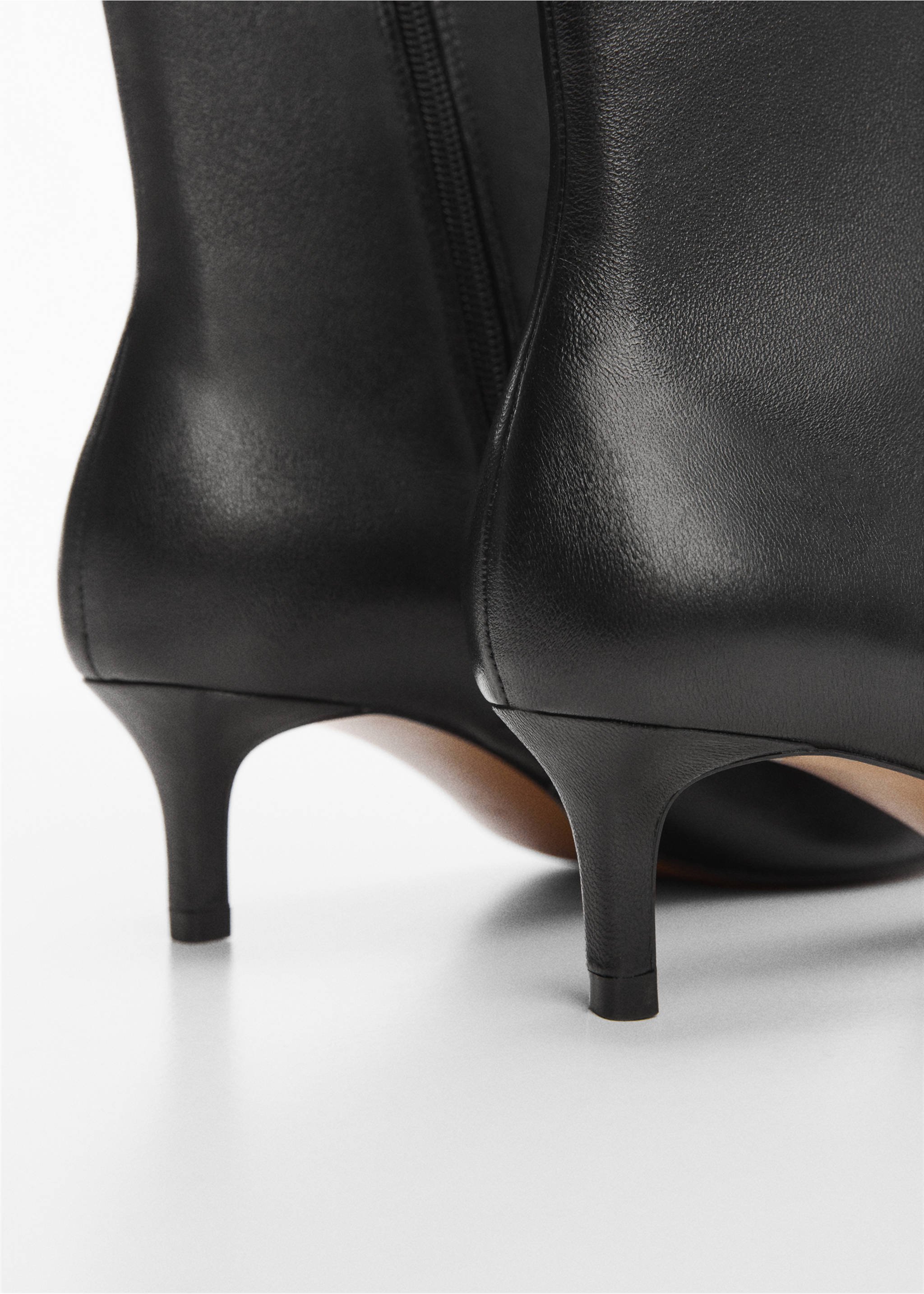 Кожаные ботильоны на каблуке Kitten heels - Деталь изделия 2, Черный. Ref: 67050277-00.