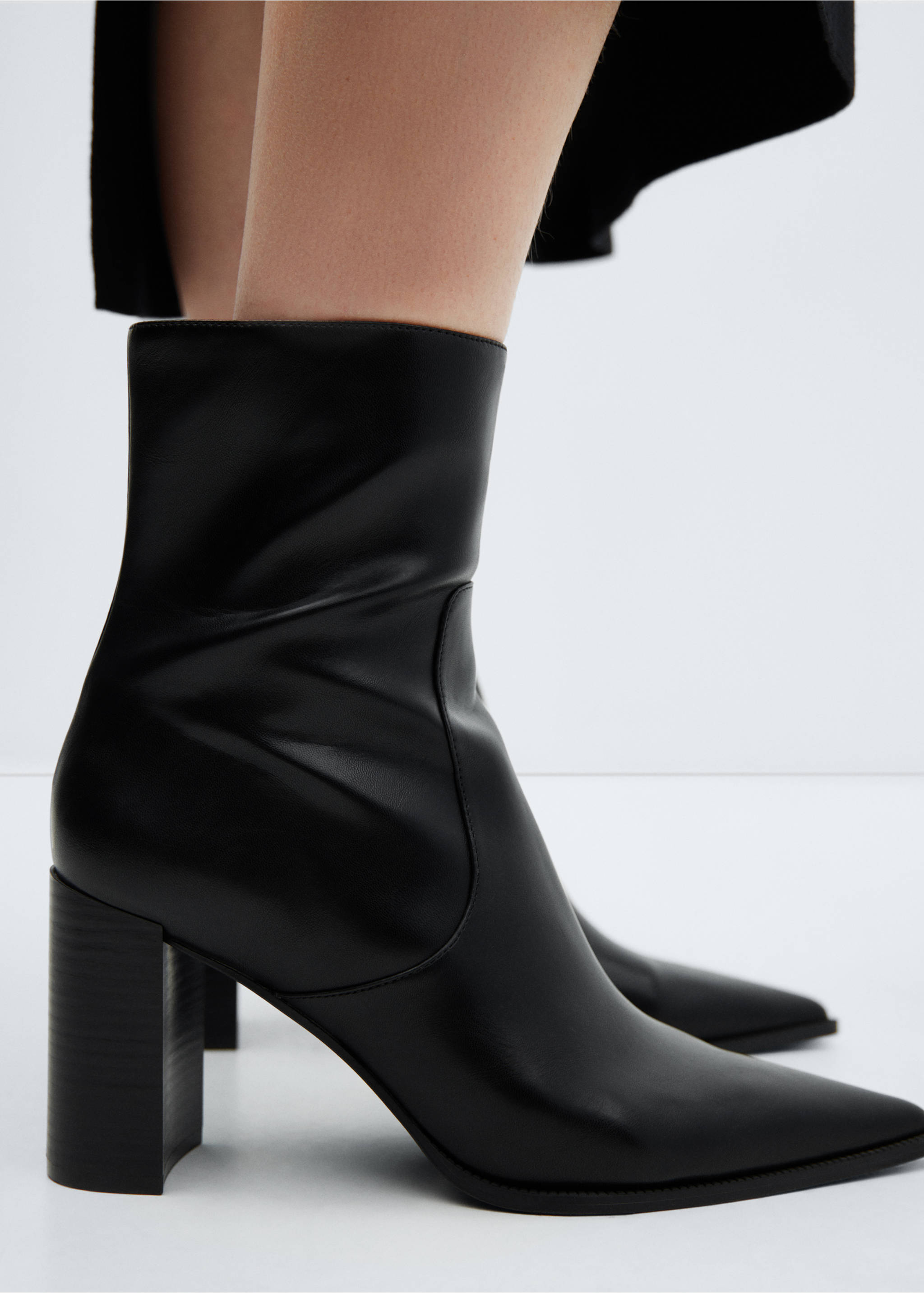 Bottines pointues à talon - Détail de l'article 9, Noir. Ref: 67050278-00.