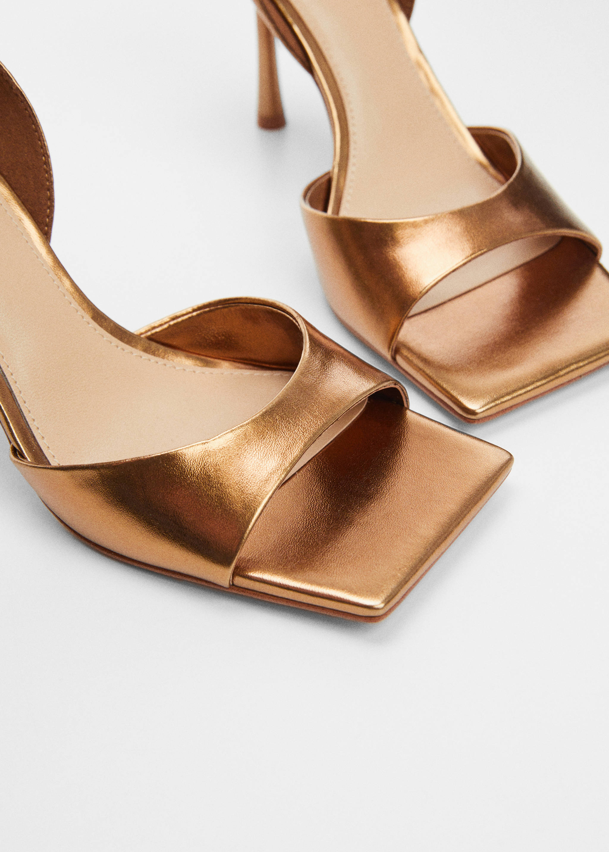 Metallic-Sandale mit Absatz - Detail des Artikels 2