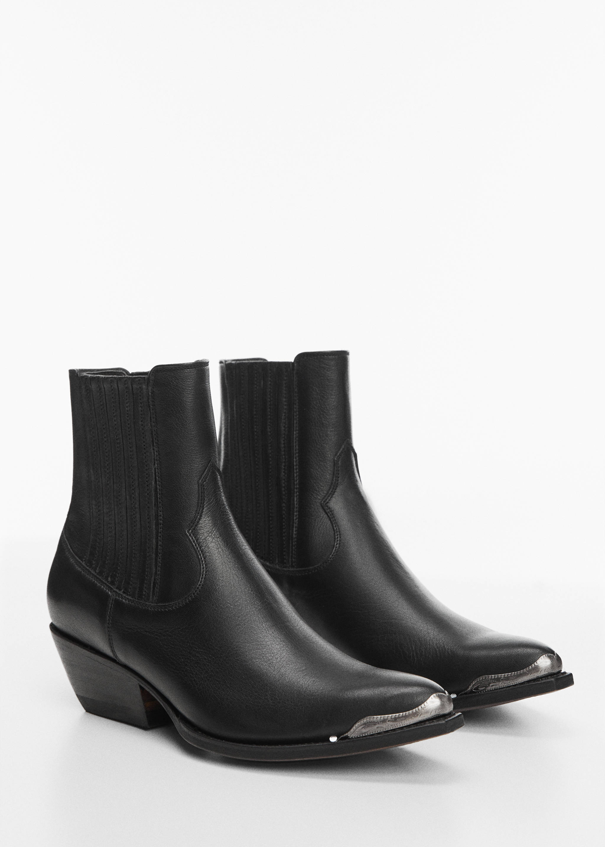 Bottines cuir, bout métallique - Plan moyen