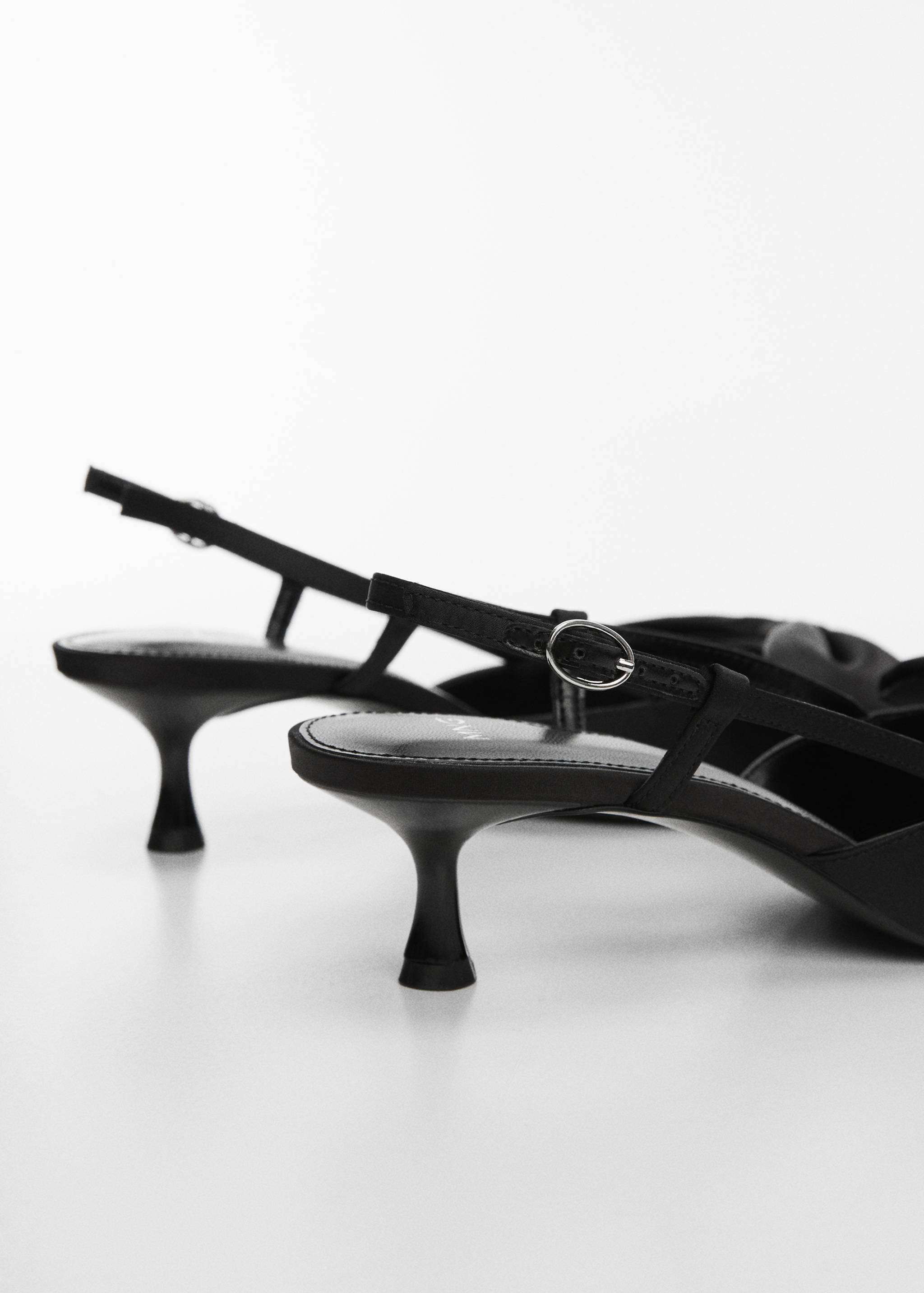 Bow-heeled shoes - Details of the article 1