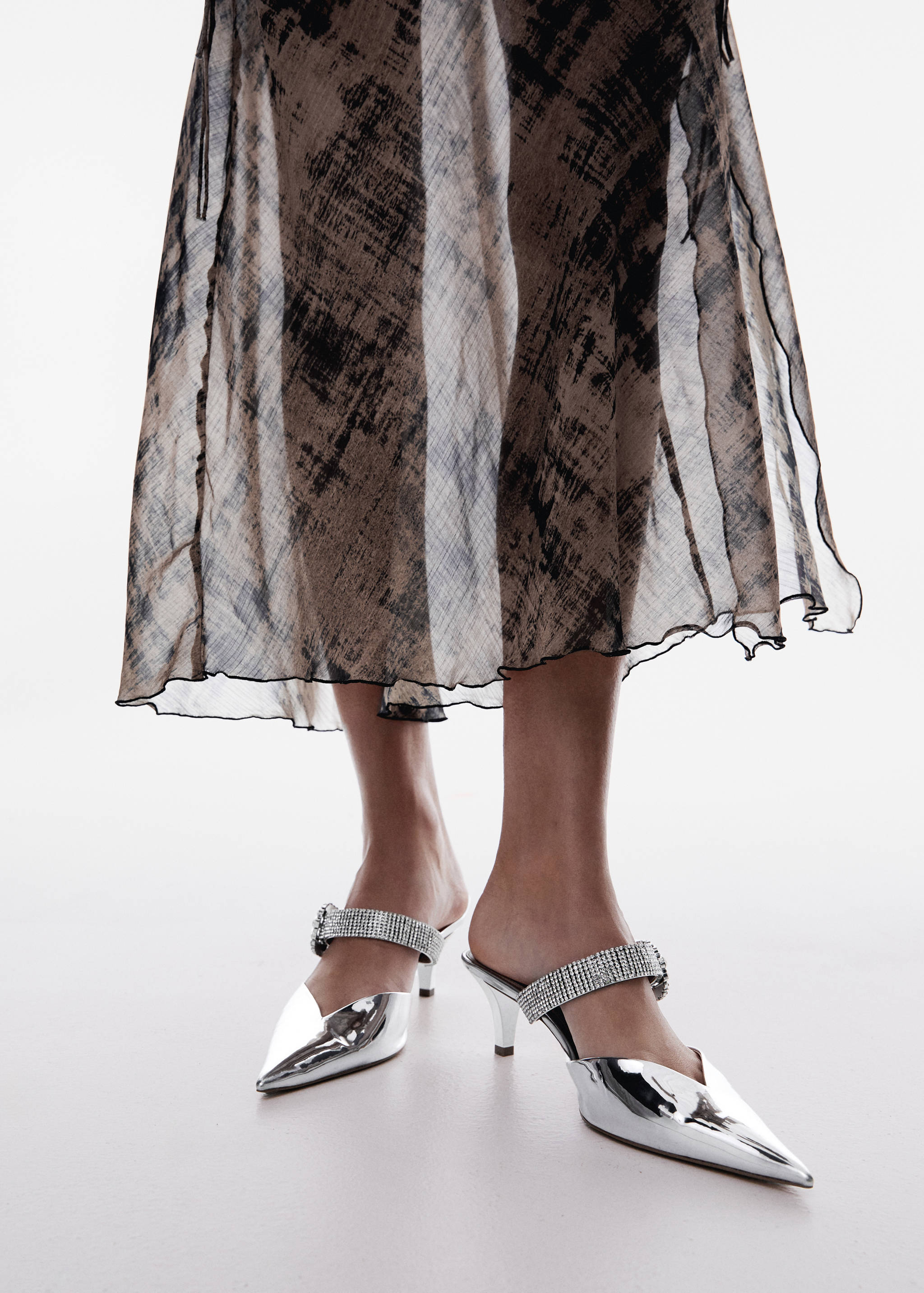 Zapato punta detalle strass - Plano general