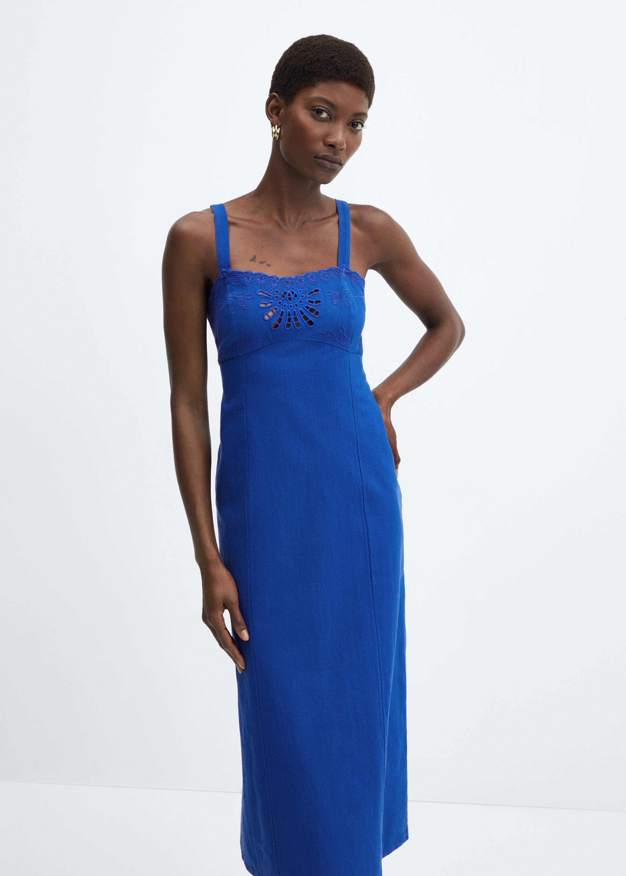 Robe coton détails ajourés - Plan moyen