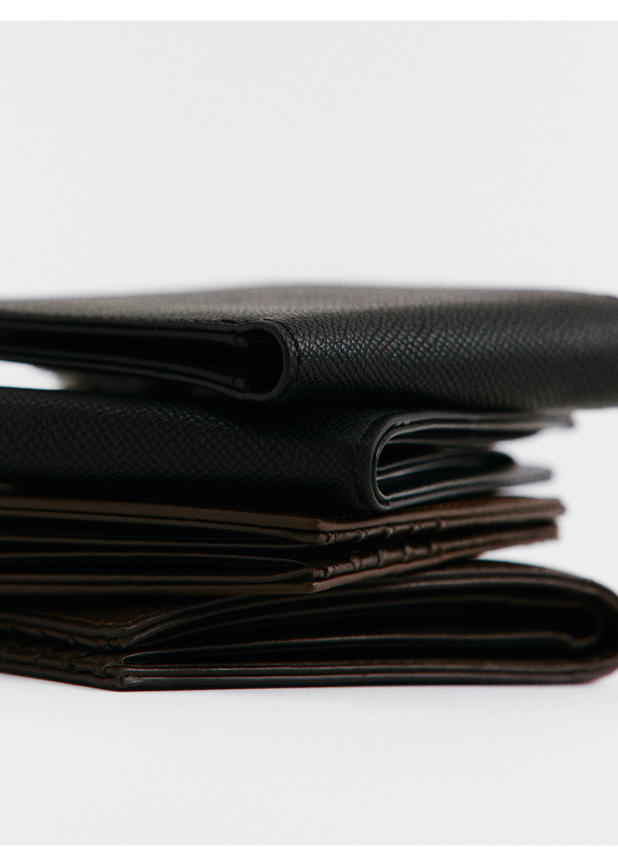 Anti-contactless card holder wallet - Details of the article 6, Chocolate. Ref: 67050638-01.