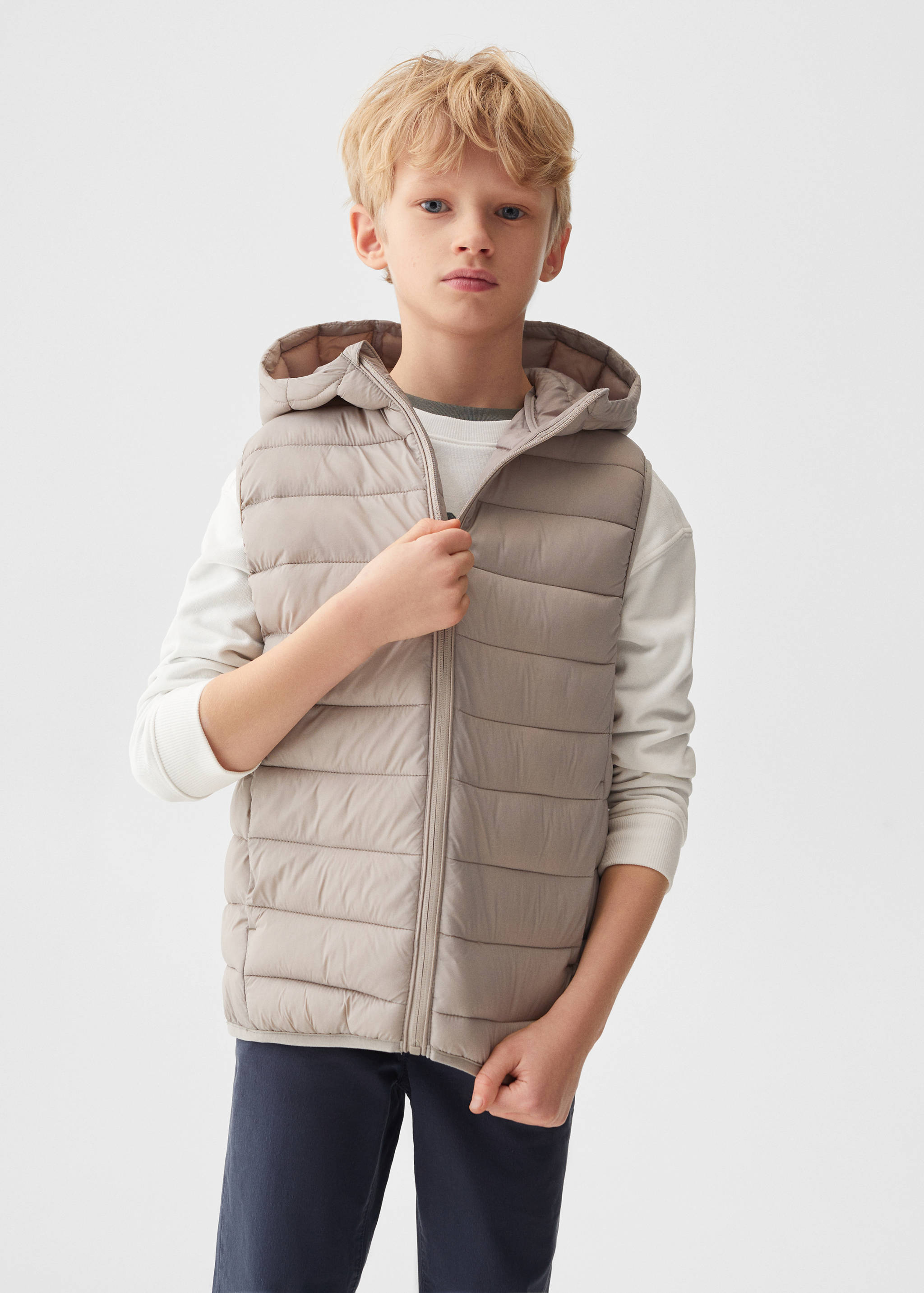 Colete acolchoado capuz - Plano médio