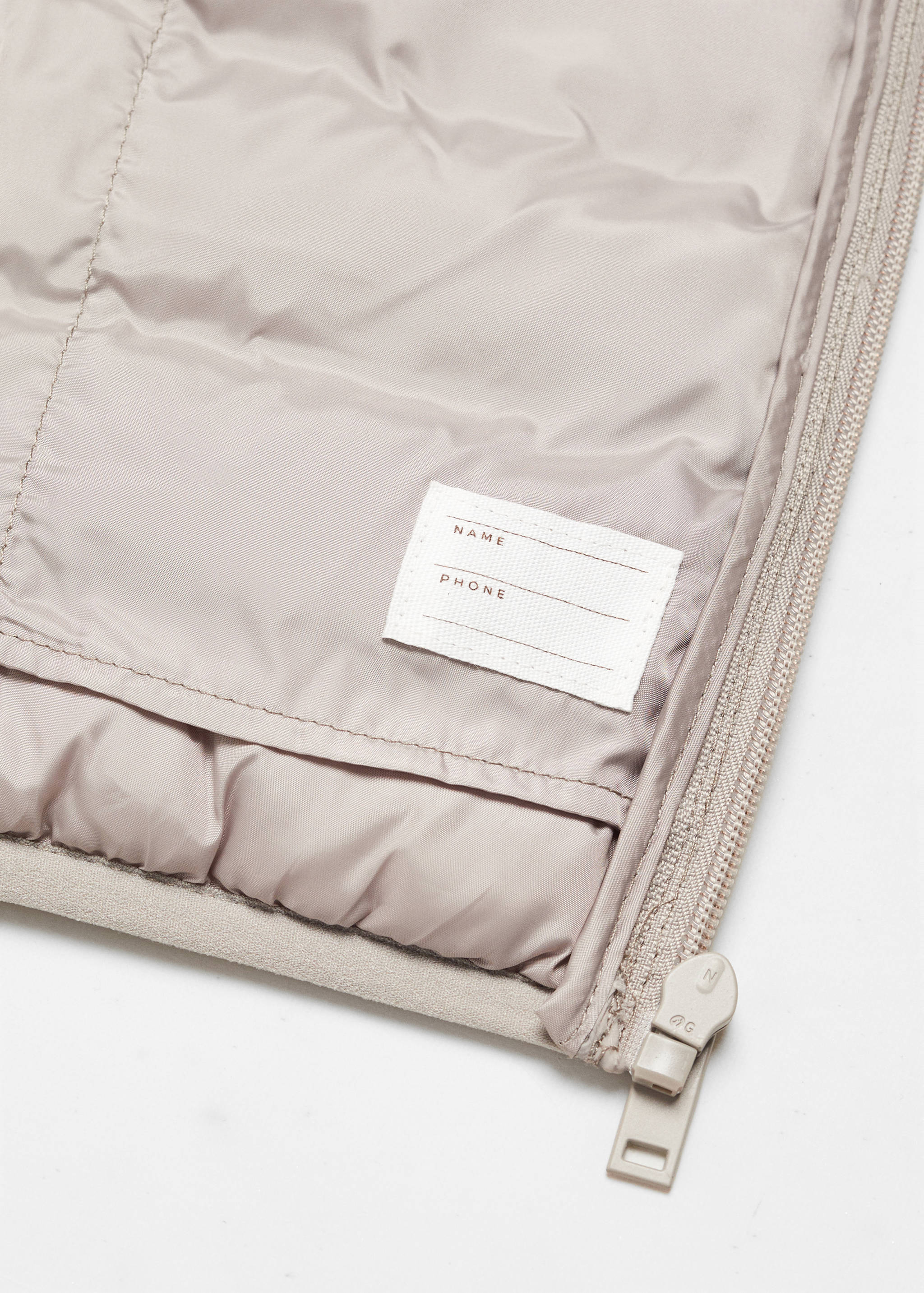 Colete acolchoado capuz - Pormenor do artigo 8