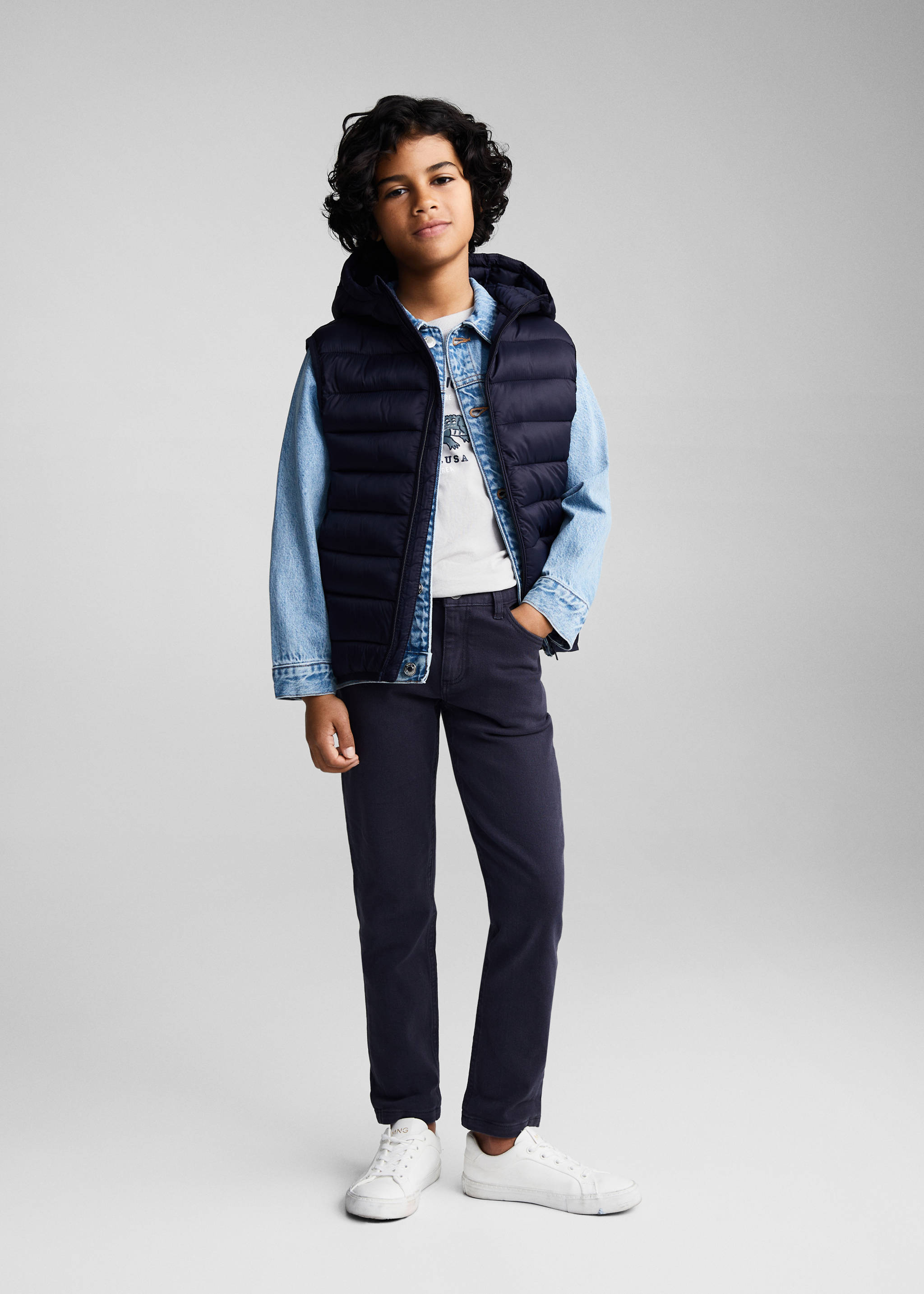 Colete acolchoado capuz - Plano geral