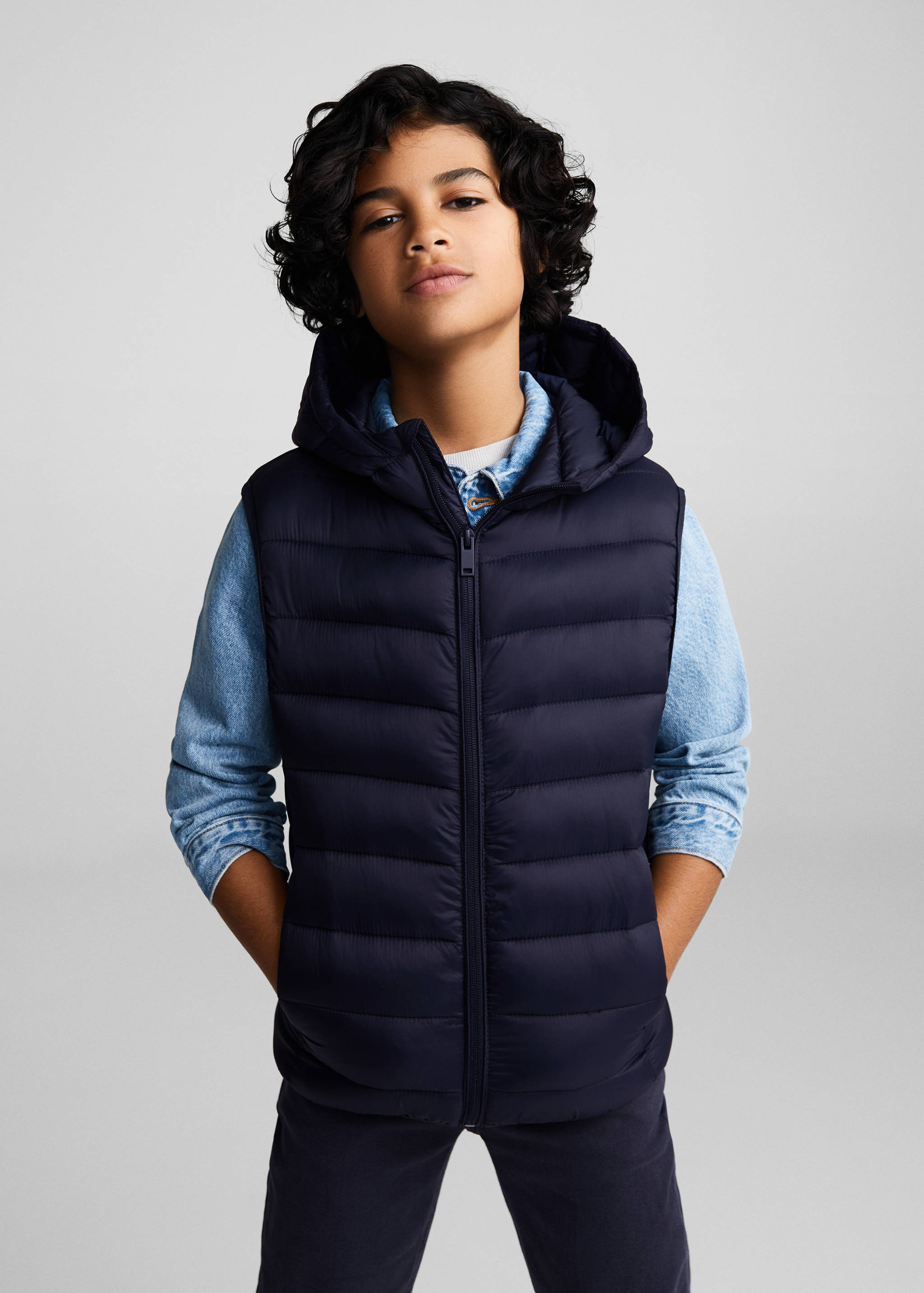 Colete acolchoado capuz - Plano médio