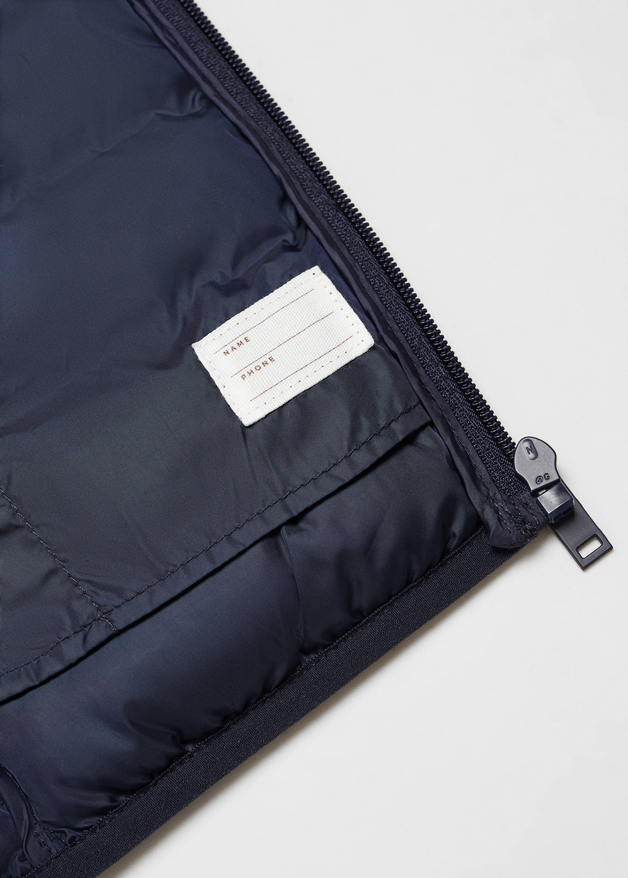 Colete acolchoado capuz - Pormenor do artigo 8