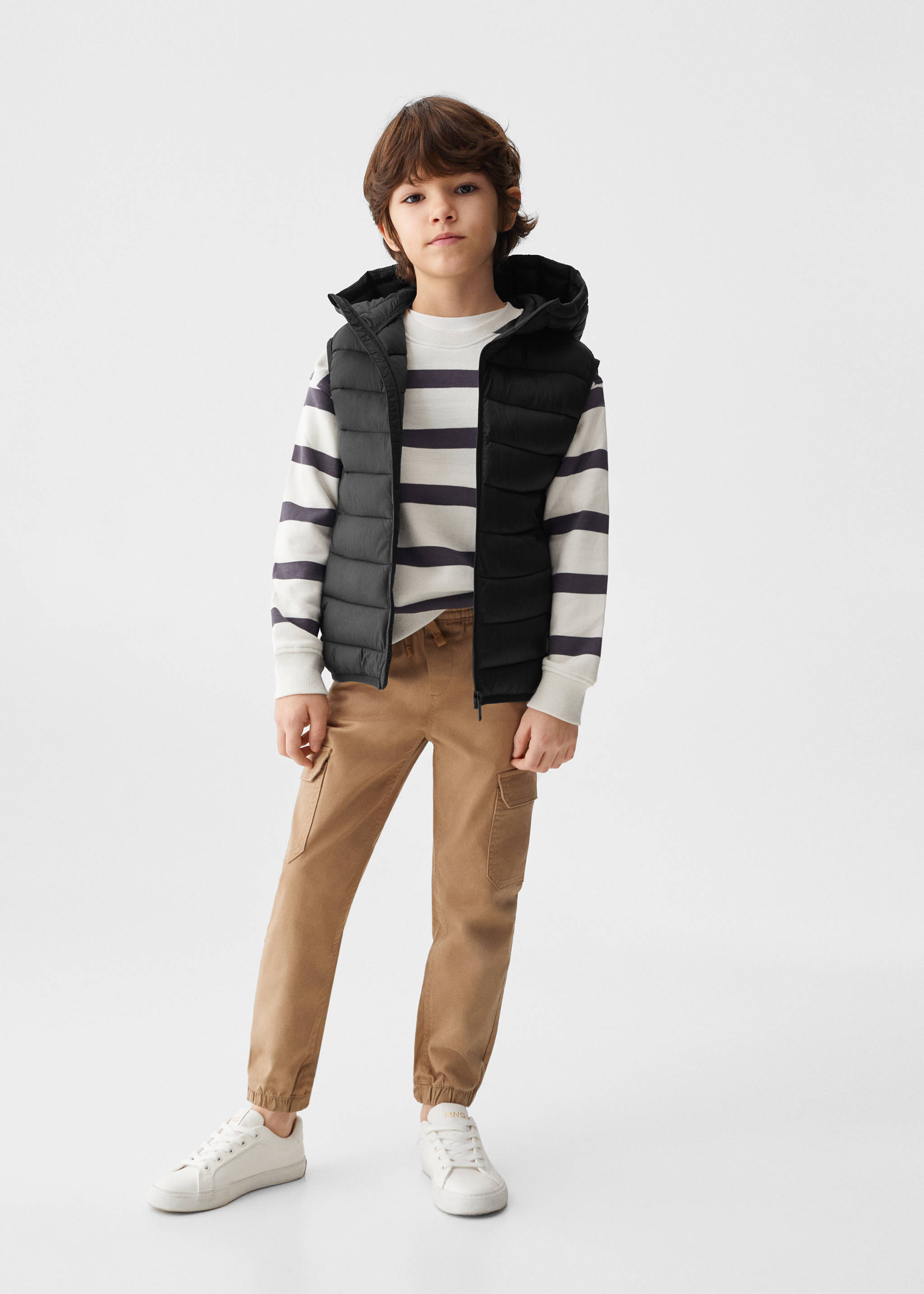 Colete acolchoado capuz - Plano geral