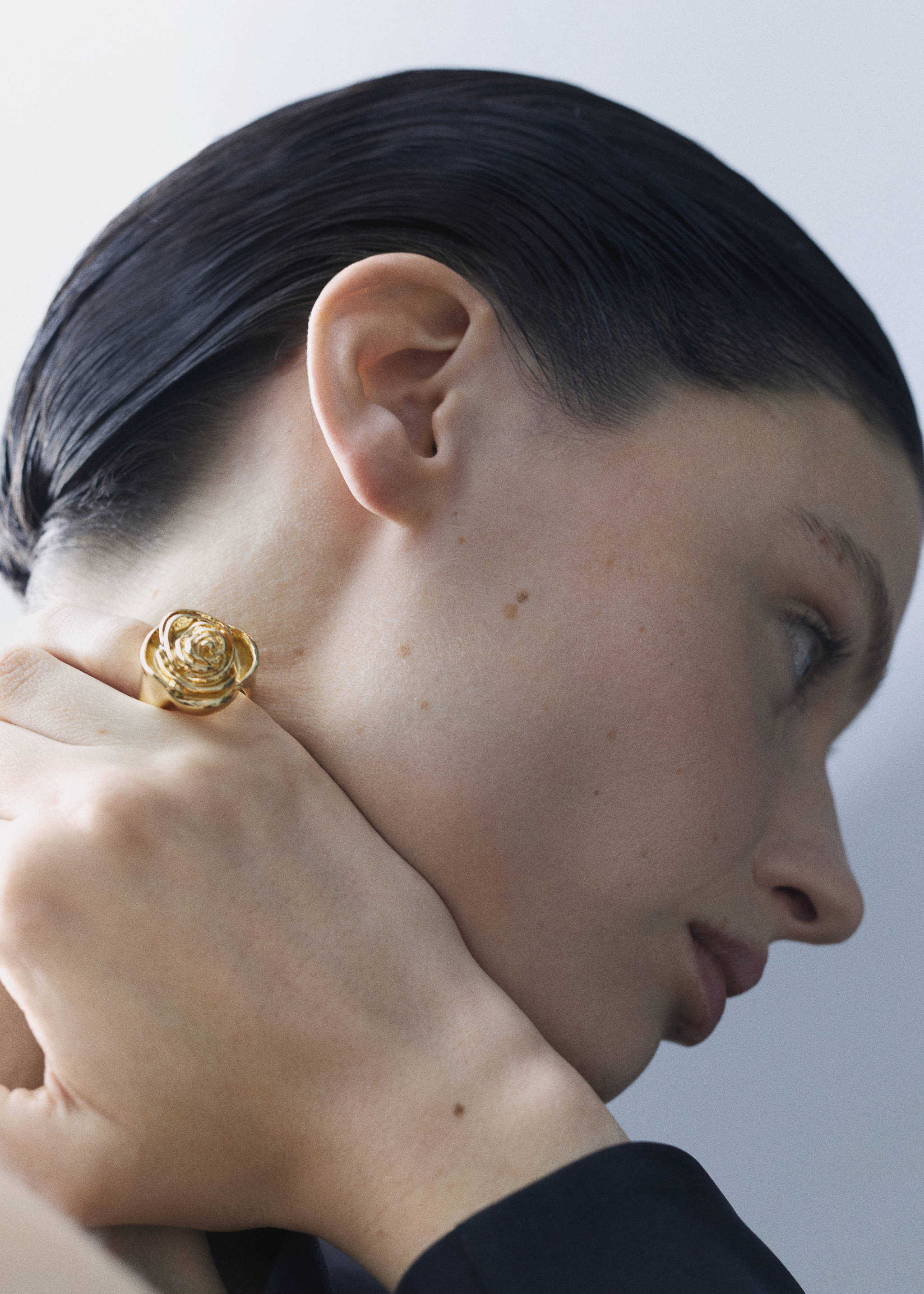 Embossed flower ring - General plane