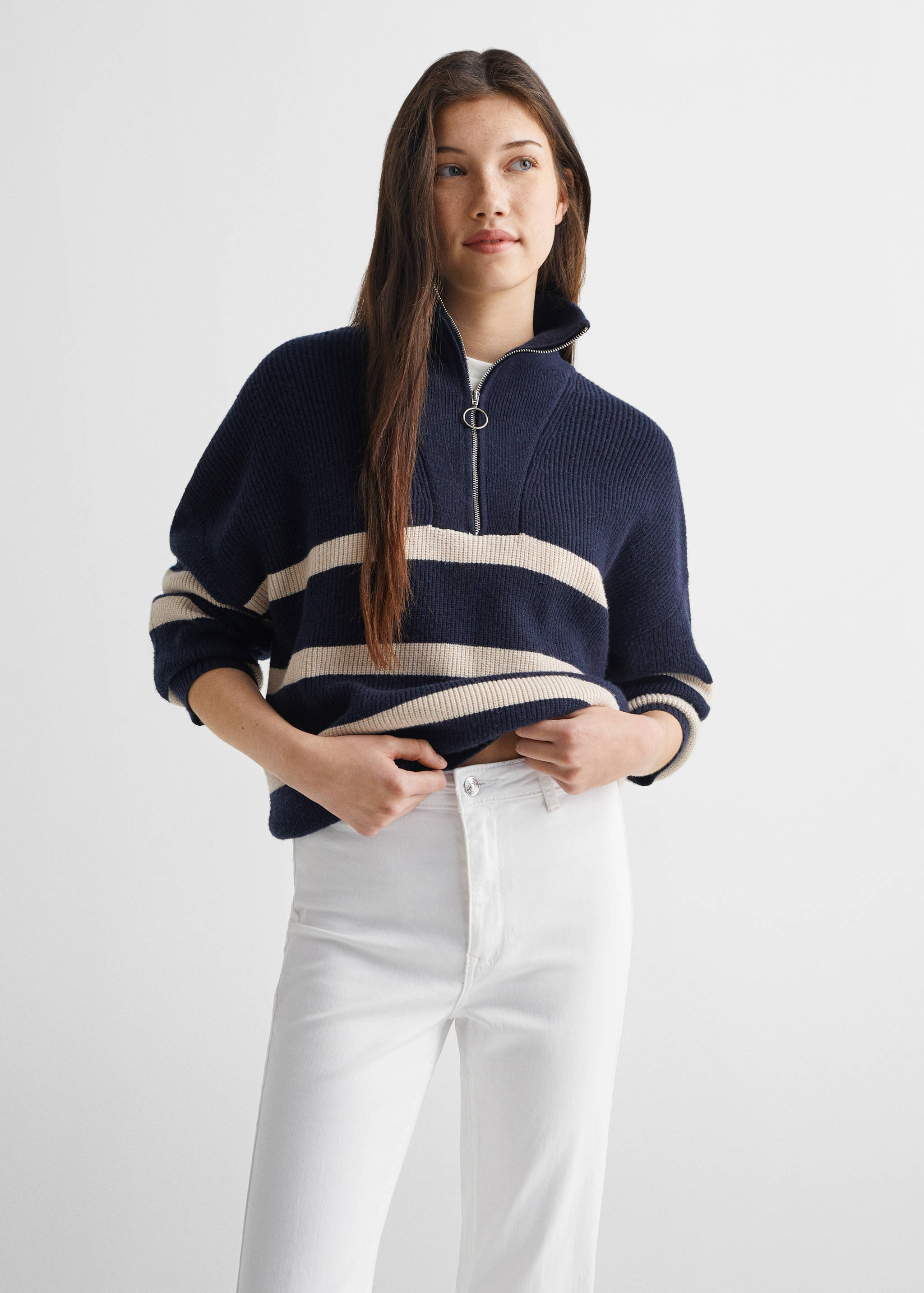 Flared Jeans mit Schlitz - Mittlere Ansicht