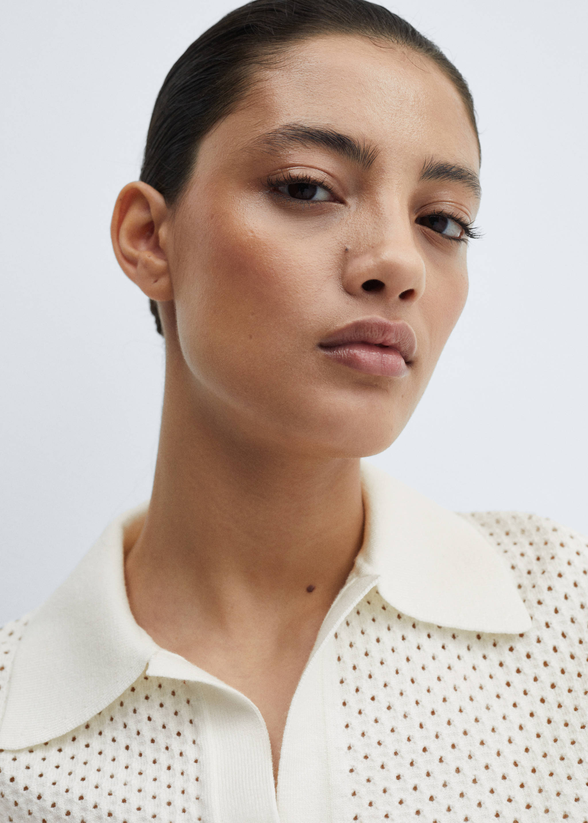 بلوزة بولو مخرمة برقبة - تفاصيل المنتج 1