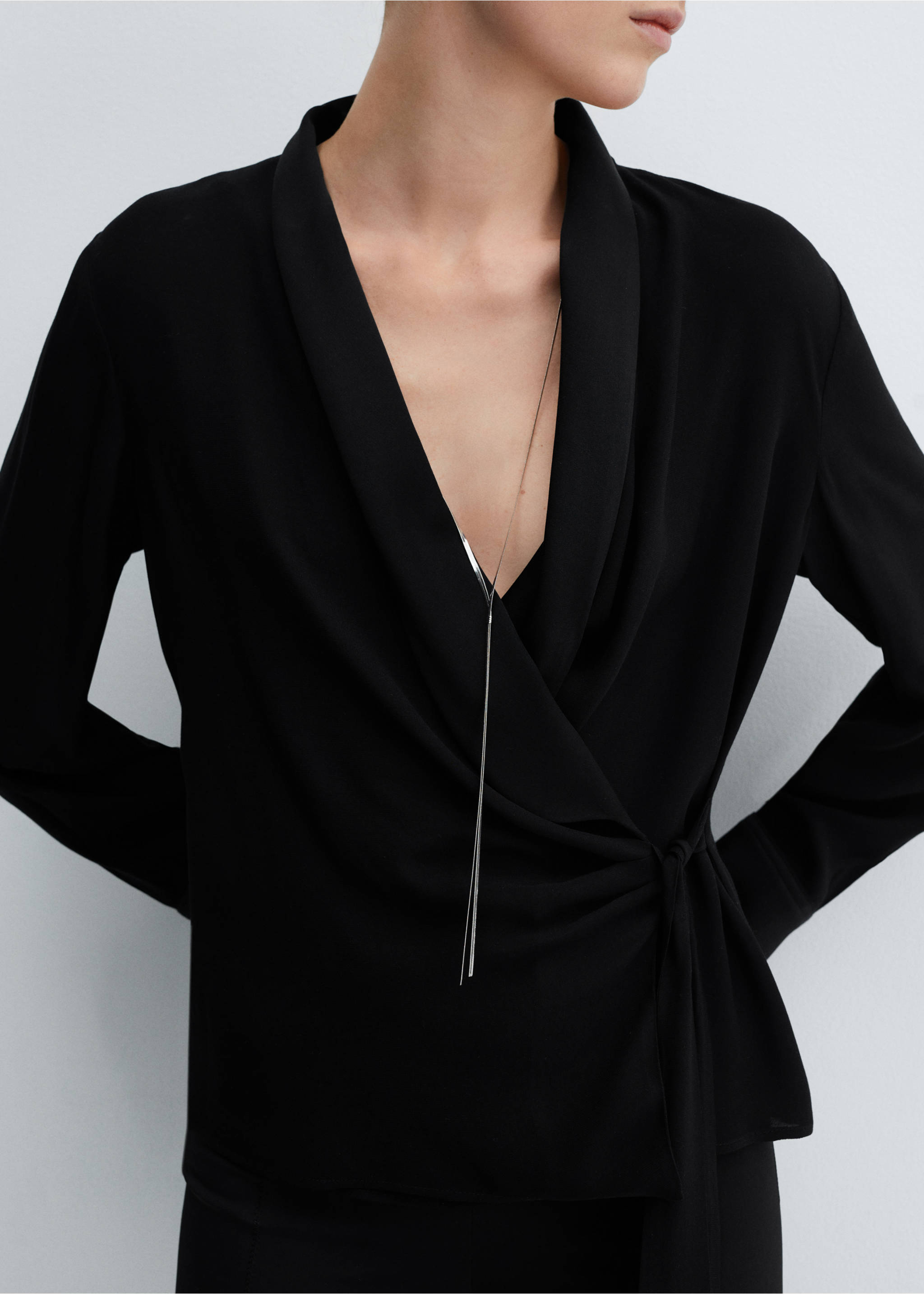 Blusa cruzada lazo - Detalle del artículo 1, Negro. Ref: 67055759-00.