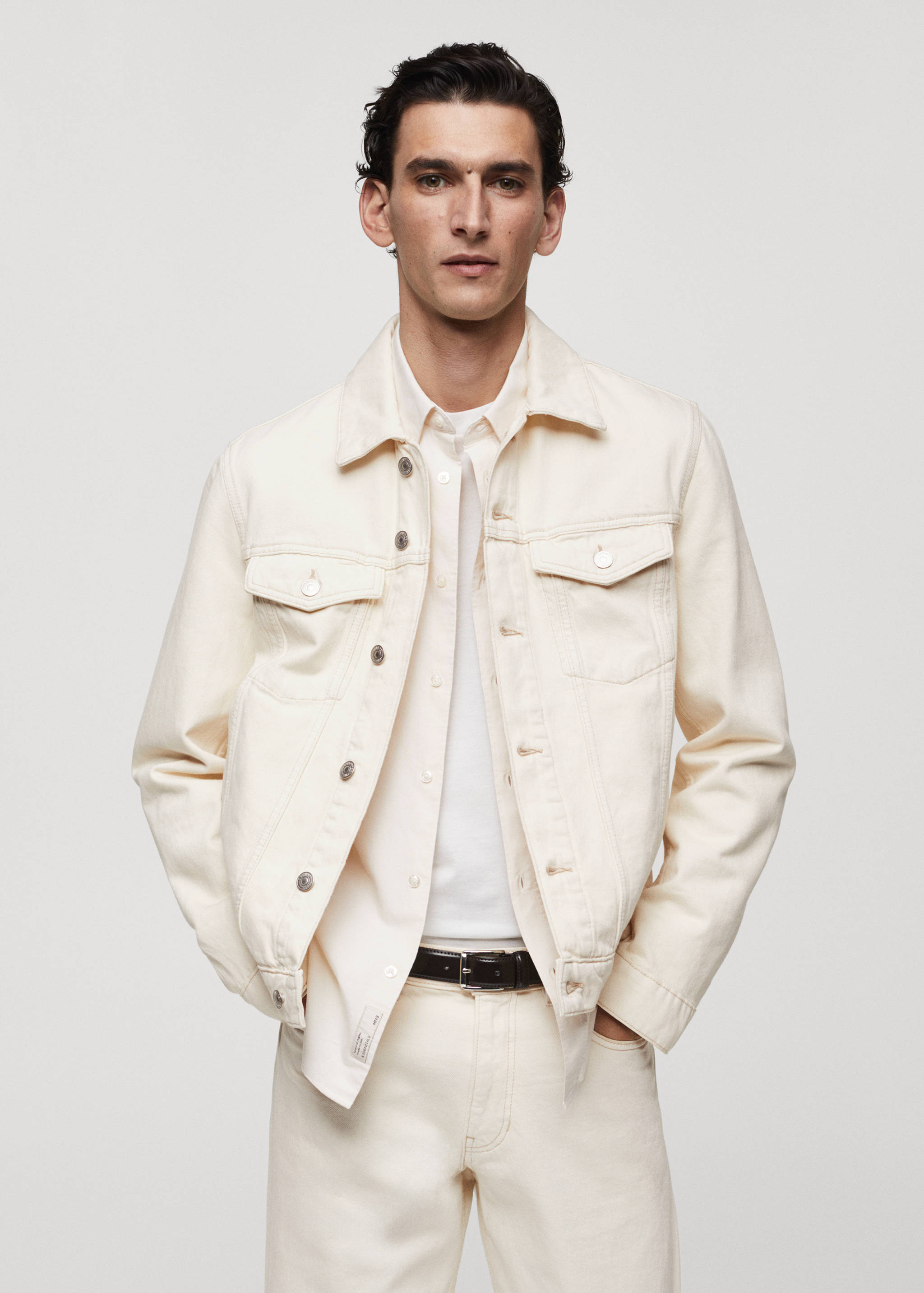 Cazadora vaquera bolsillos - Plano medio