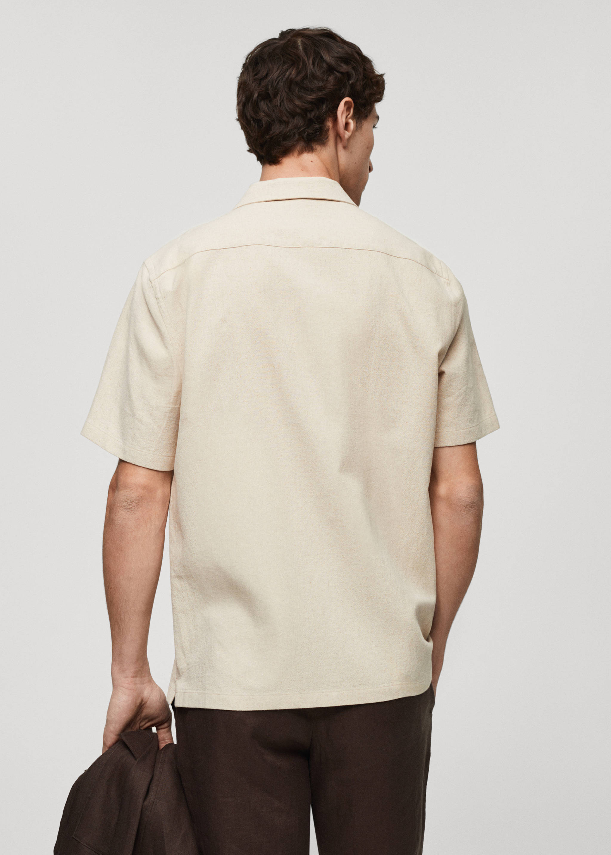 Linen shirt with bowling collar and pocket - Reverse of the article