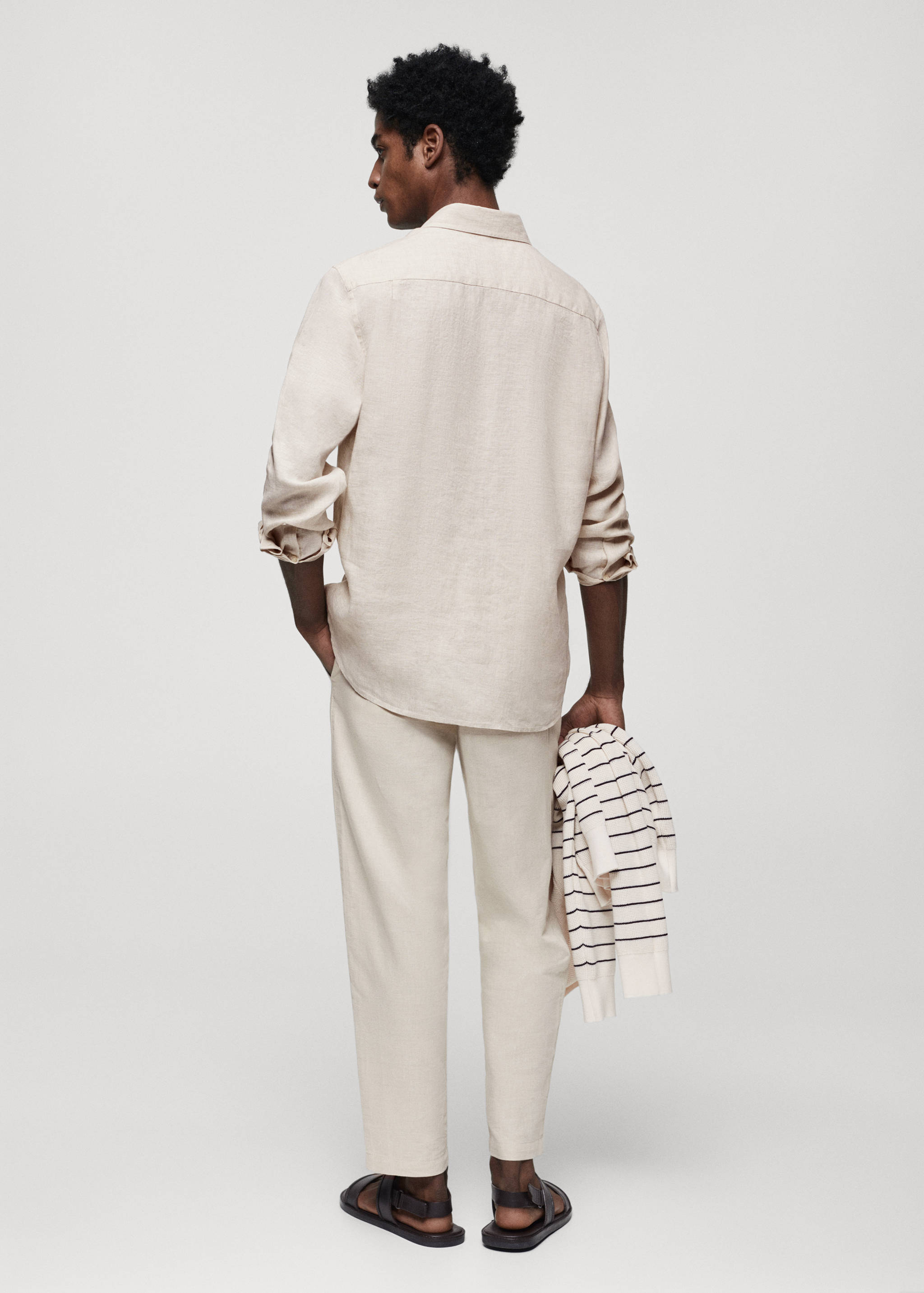 Camisa classic fit de 100% linho - Verso do artigo