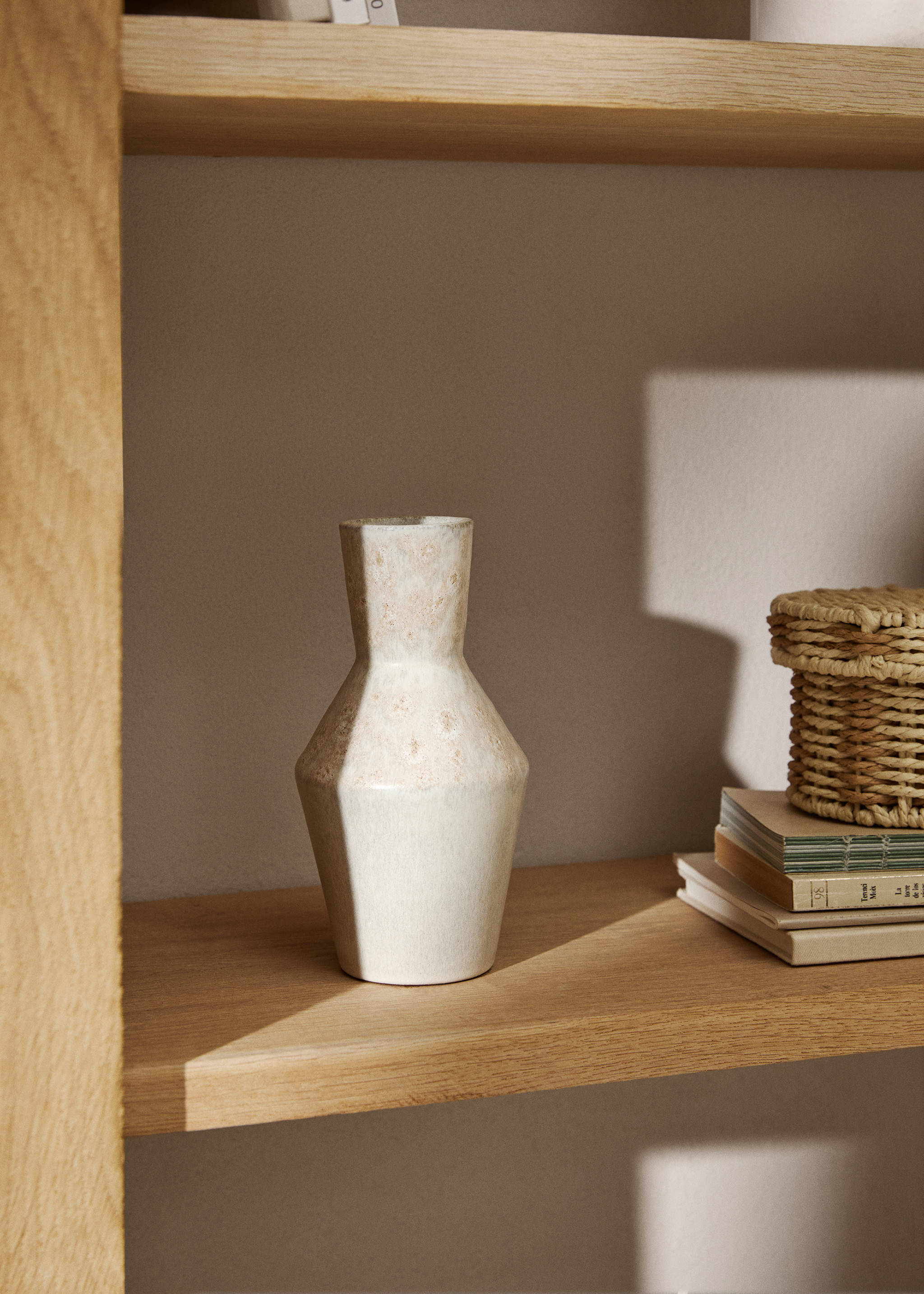 Irregular terracotta vase - General plane