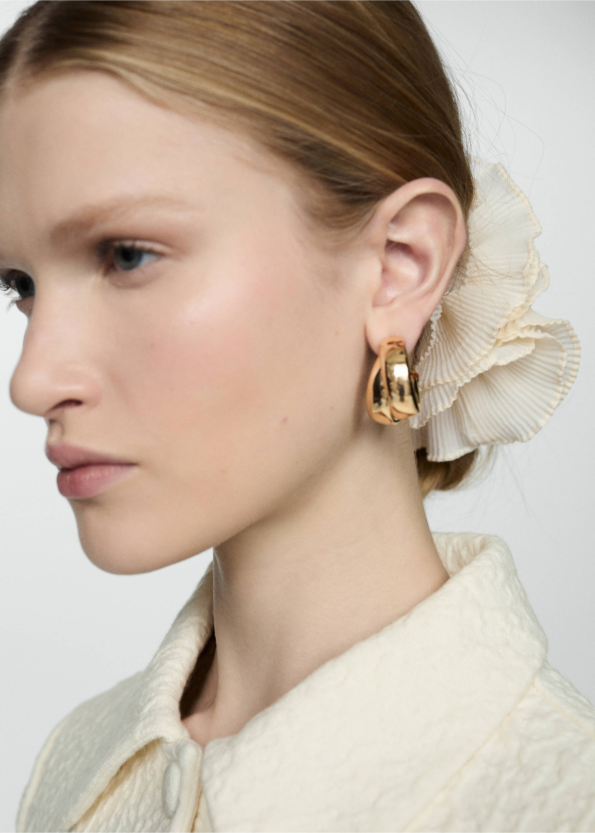 Maxi-flower scrunchie - Details of the article 9, Ecru. Ref: 67056316-00.