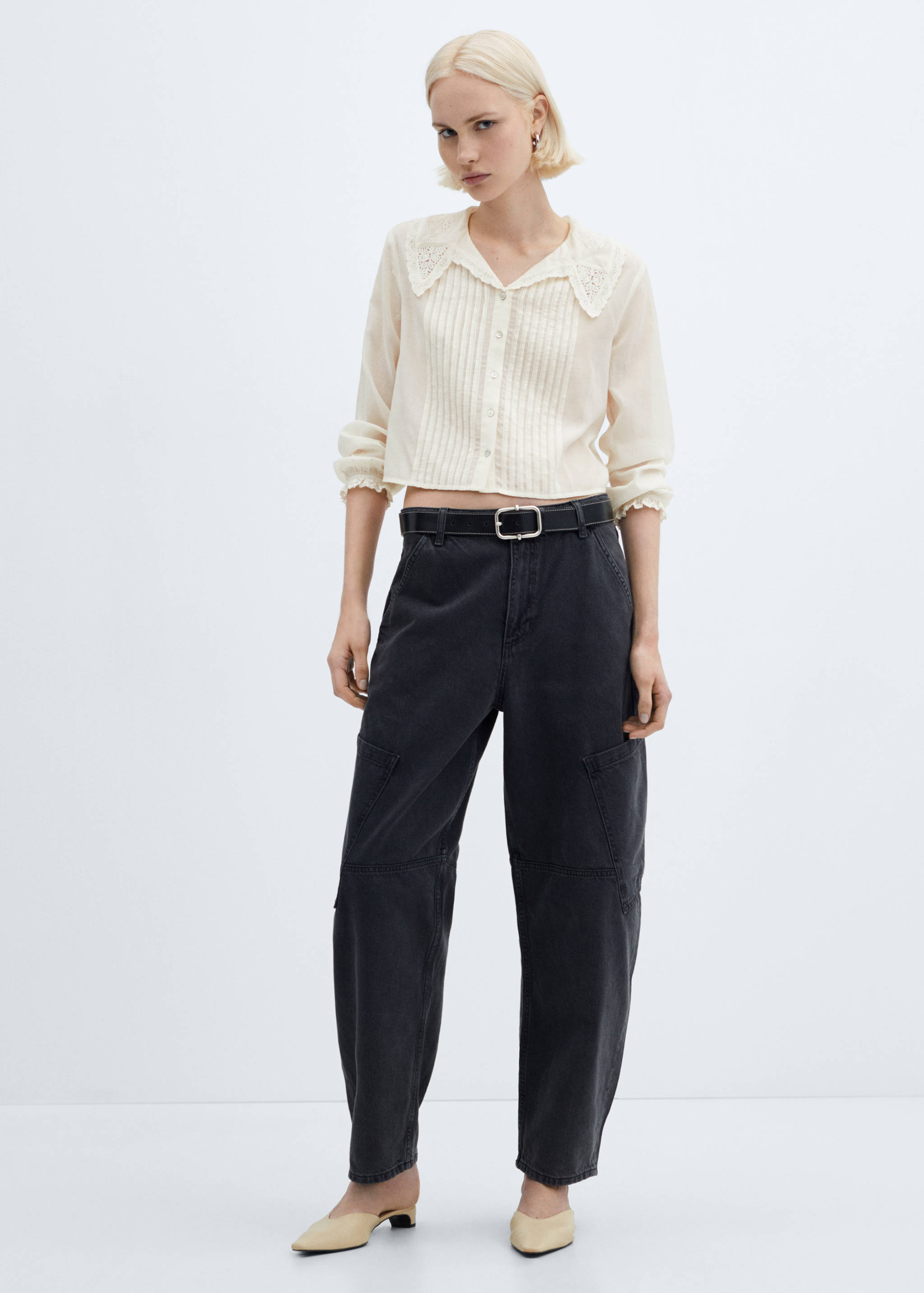 Shirt with collar and lace accents - General plane