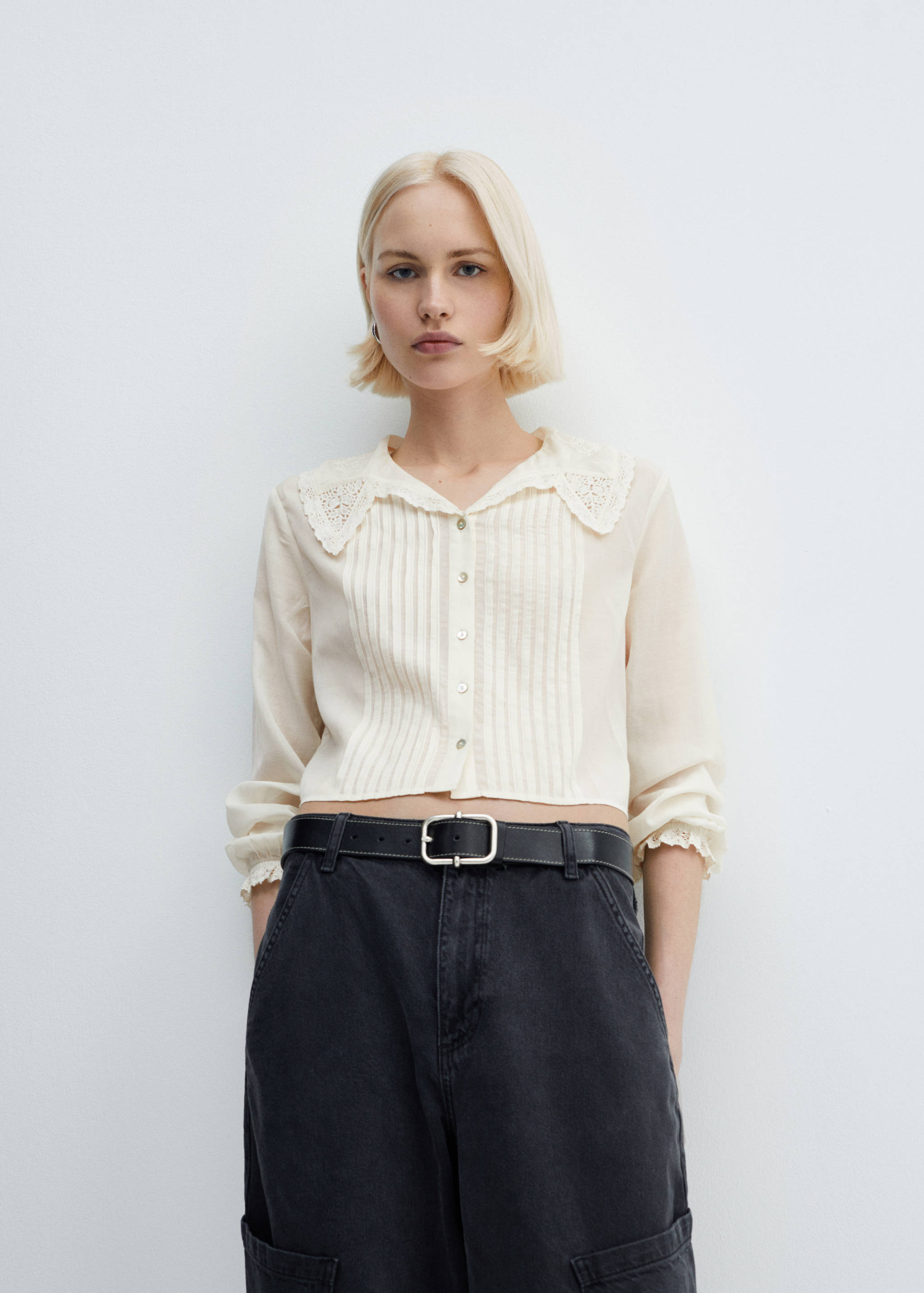 Shirt with collar and lace accents - Medium plane