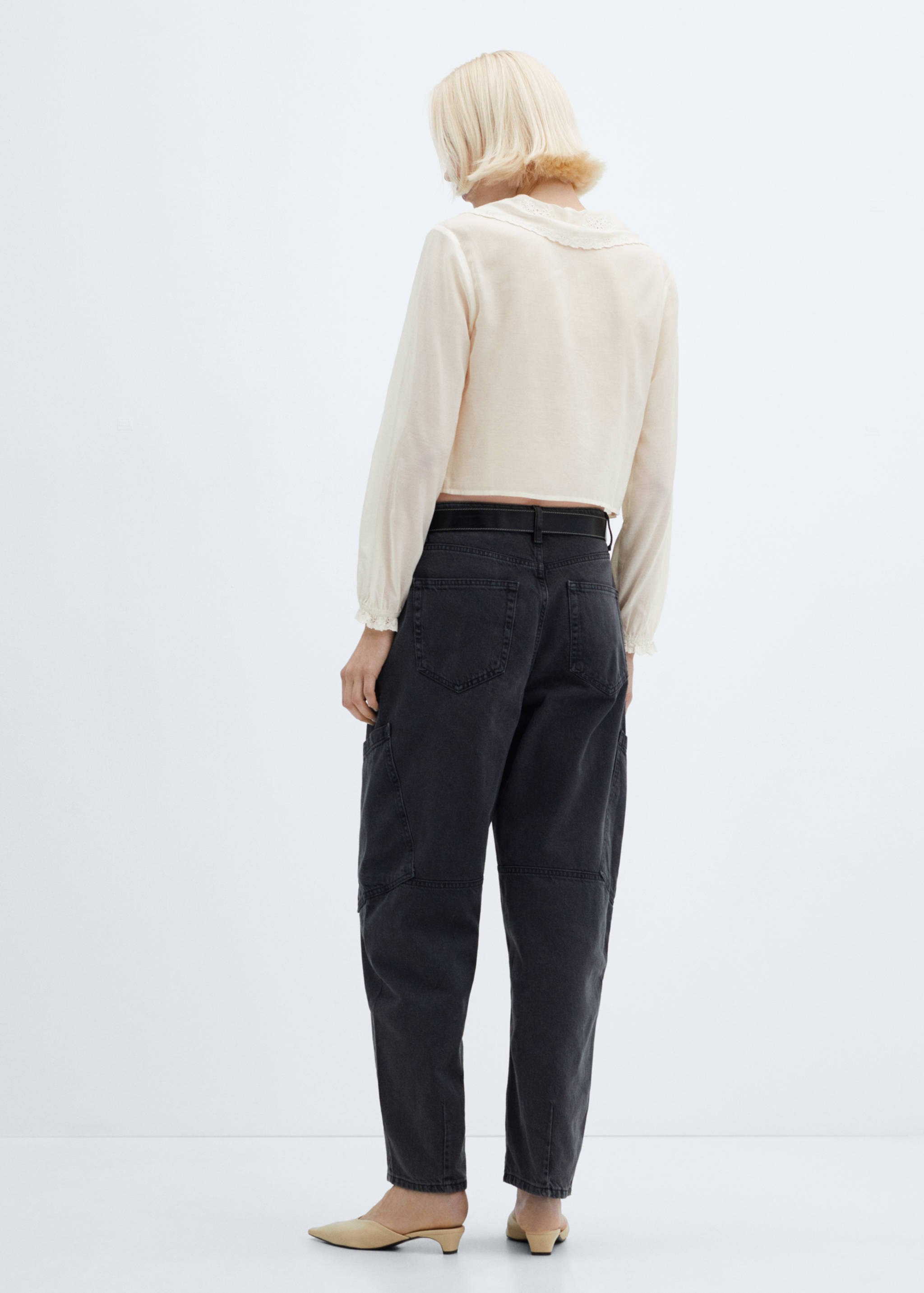 Shirt with collar and lace accents - Reverse of the article