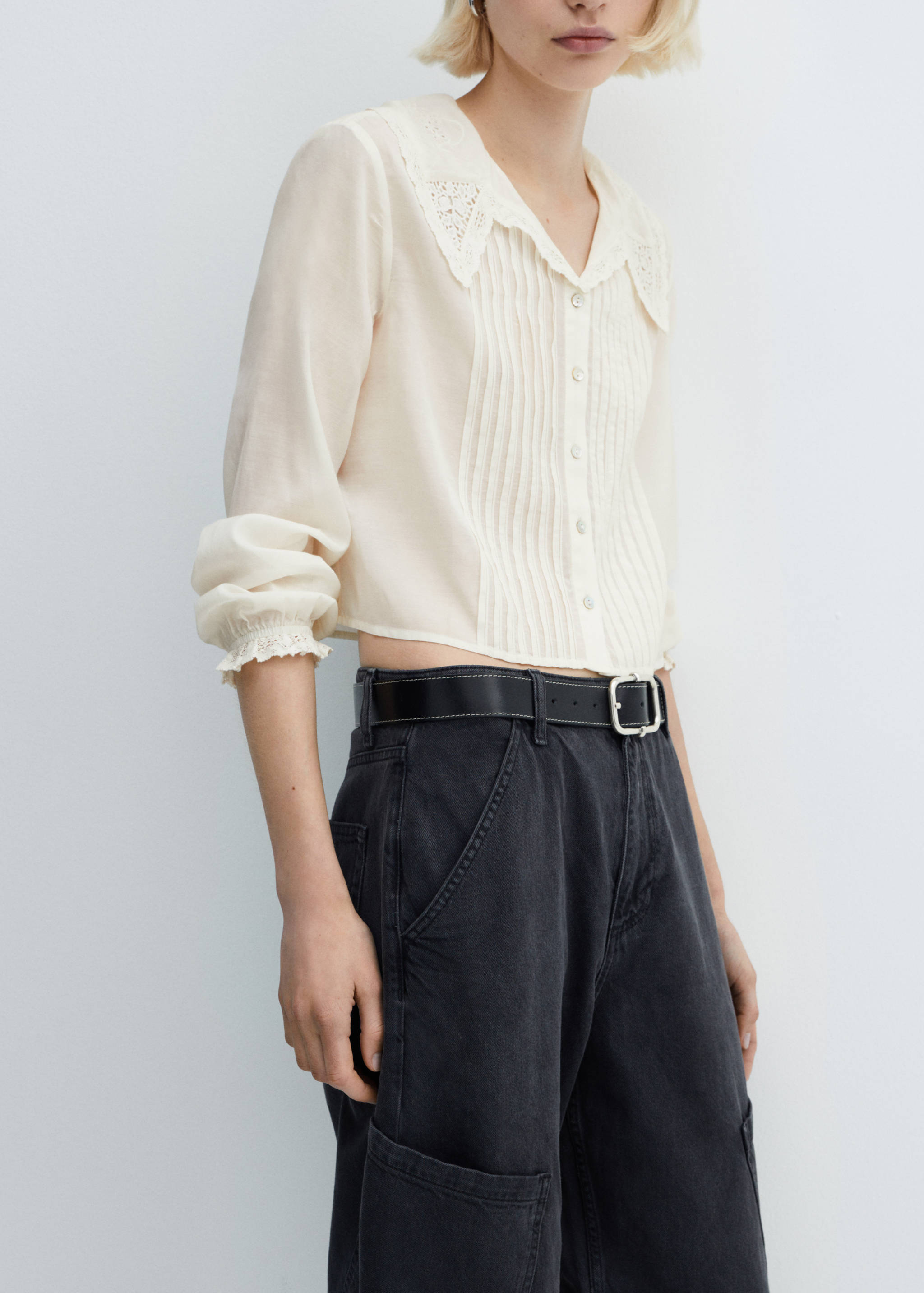 Shirt with collar and lace accents - Details of the article 6