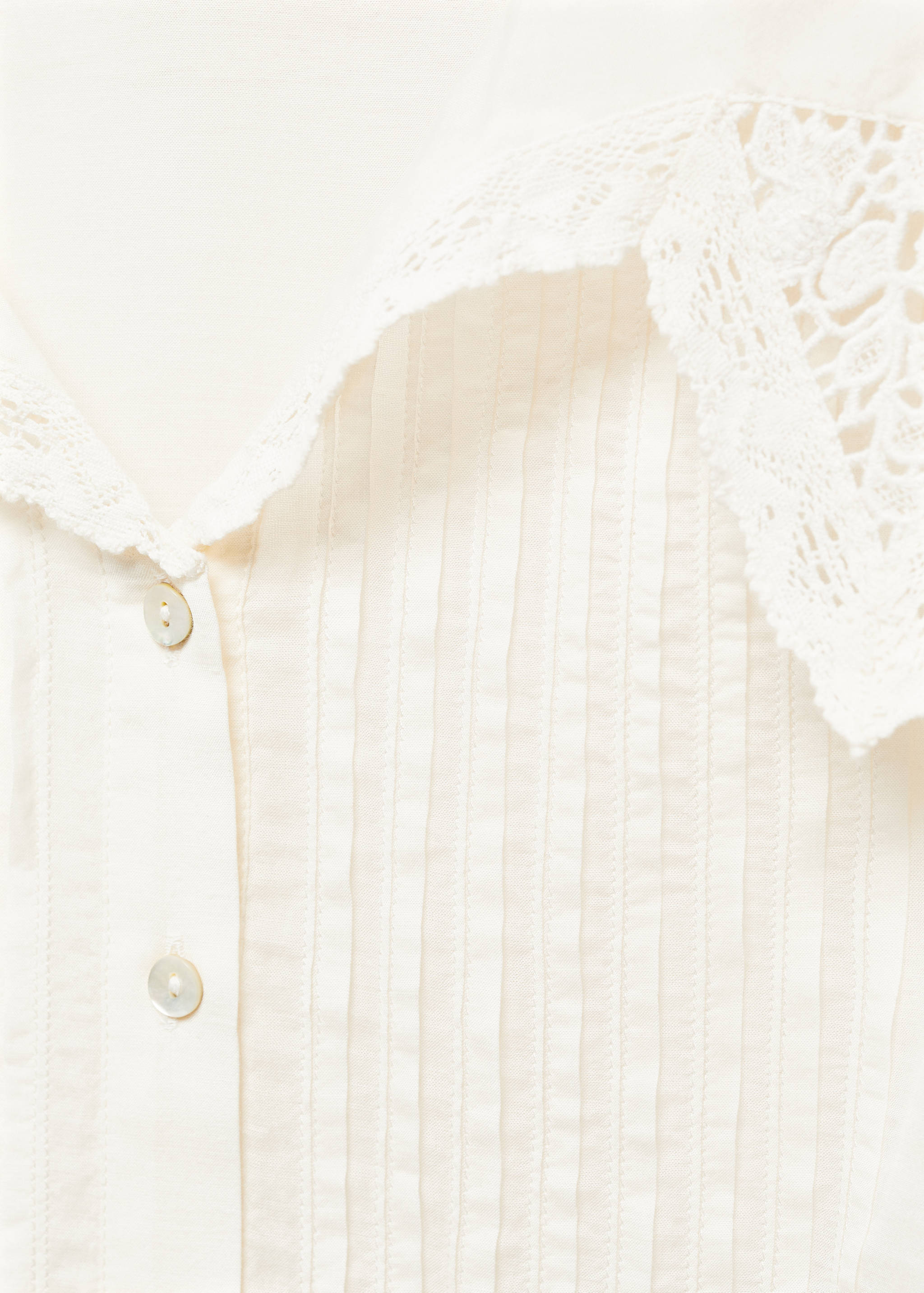 Shirt with collar and lace accents - Details of the article 8