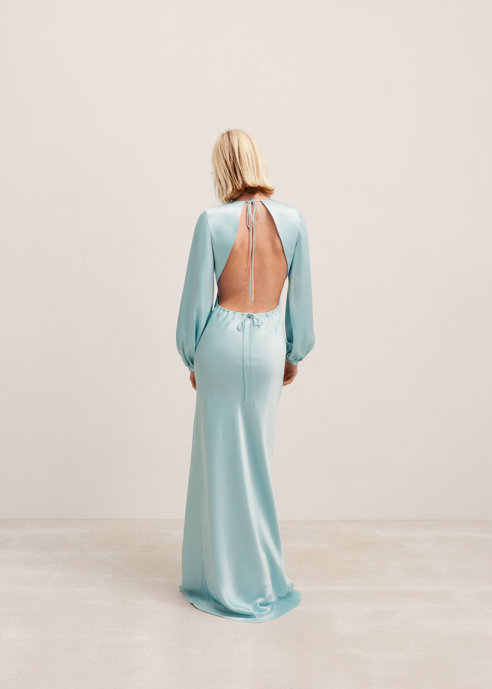 Robe satinée dos nu - Verso de l’article