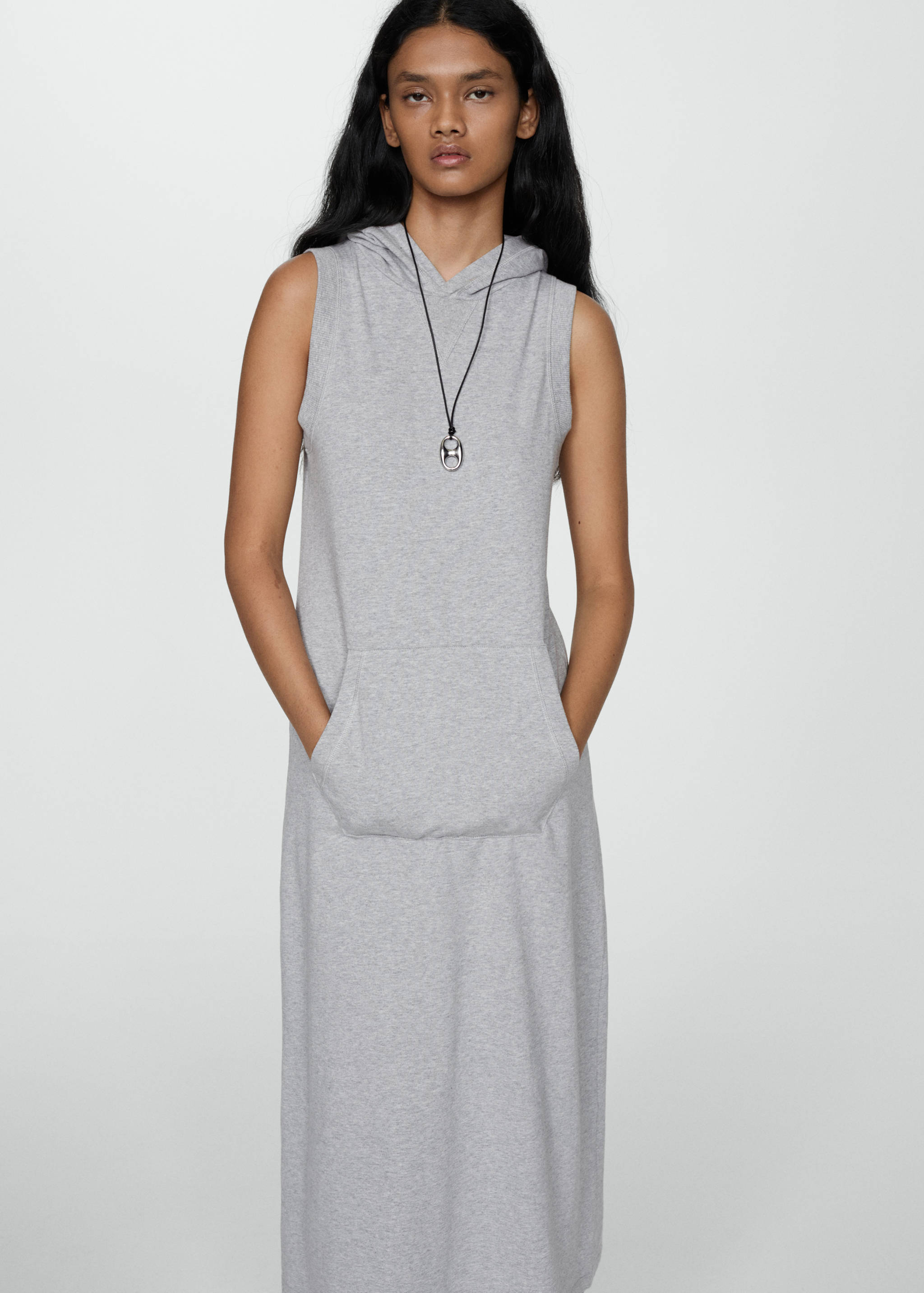 Robe capuche poche maxi - Plan moyen