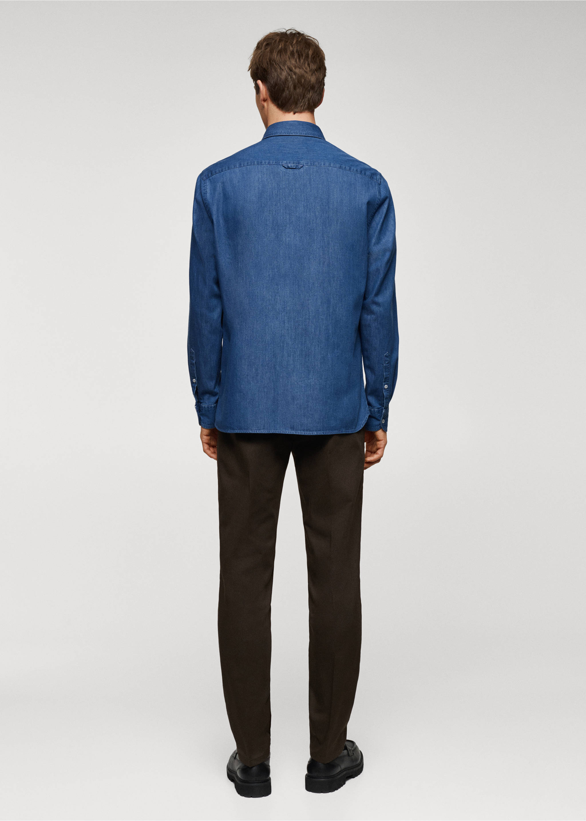 Camisa classic fit chambray algodón - Reverso del artículo, Azul medio. Ref: 67060638-00.