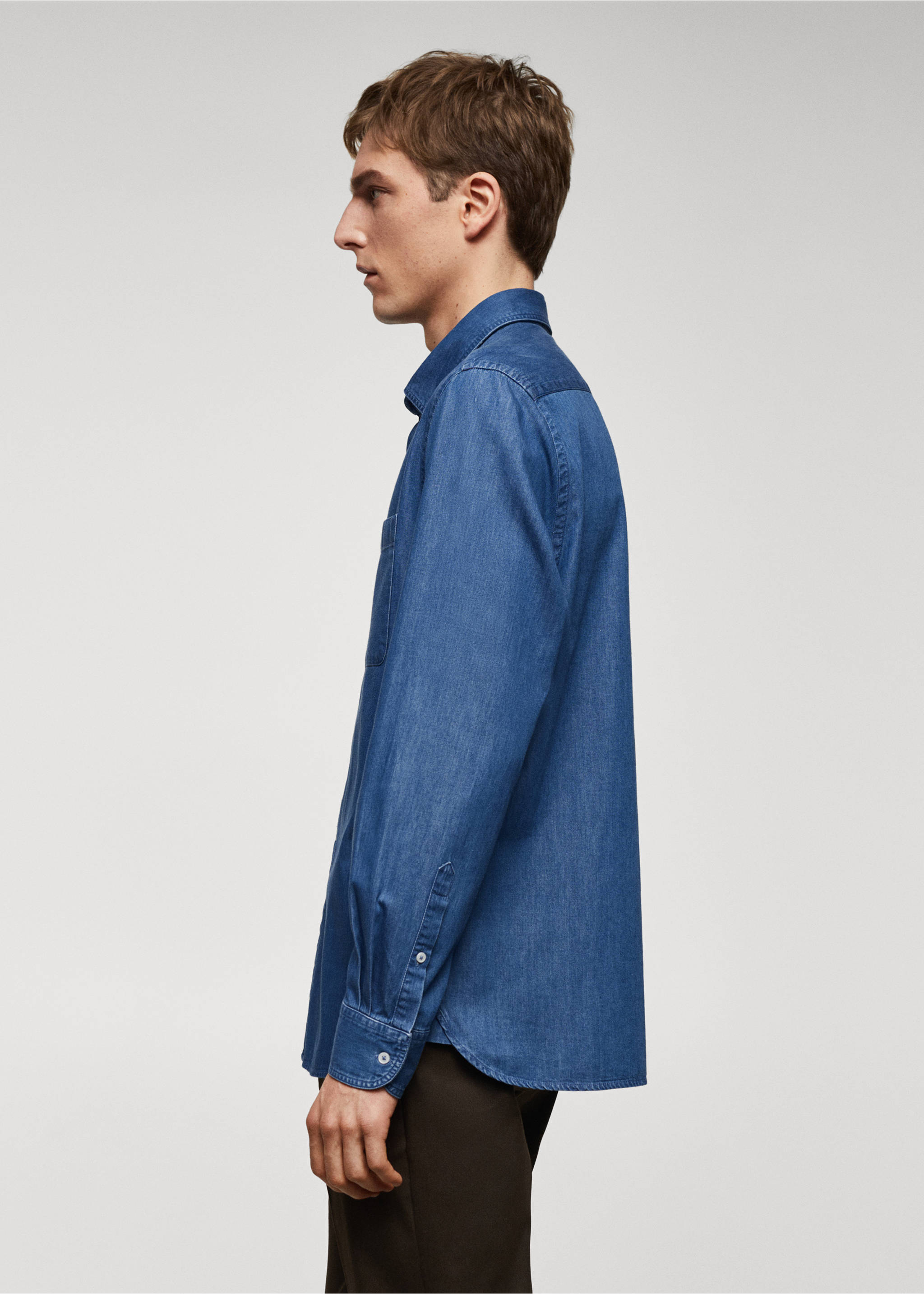 Camisa classic fit chambray algodón - Detalle del artículo 2, Azul medio. Ref: 67060638-00.