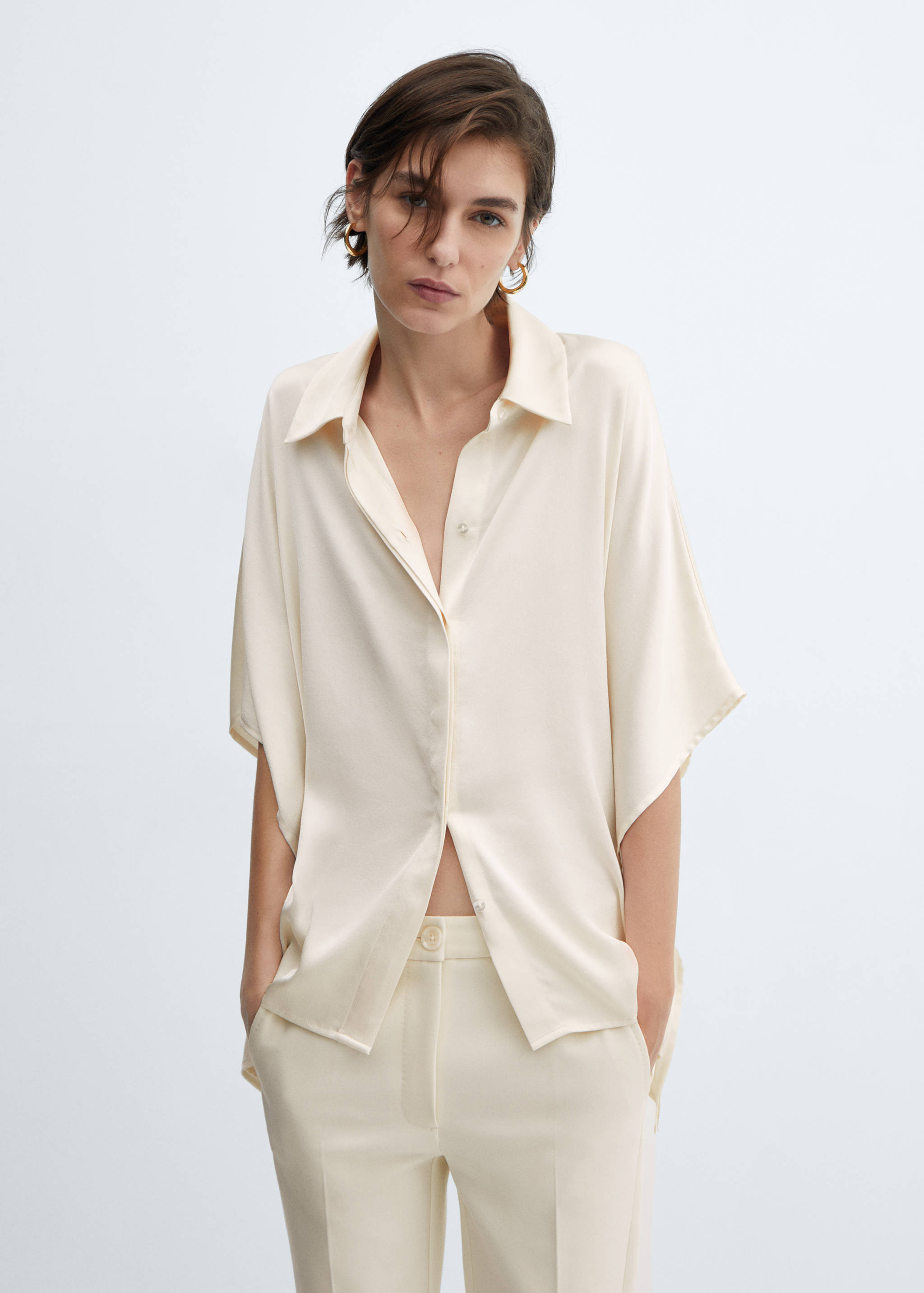 Short sleeved blouse - Середній план