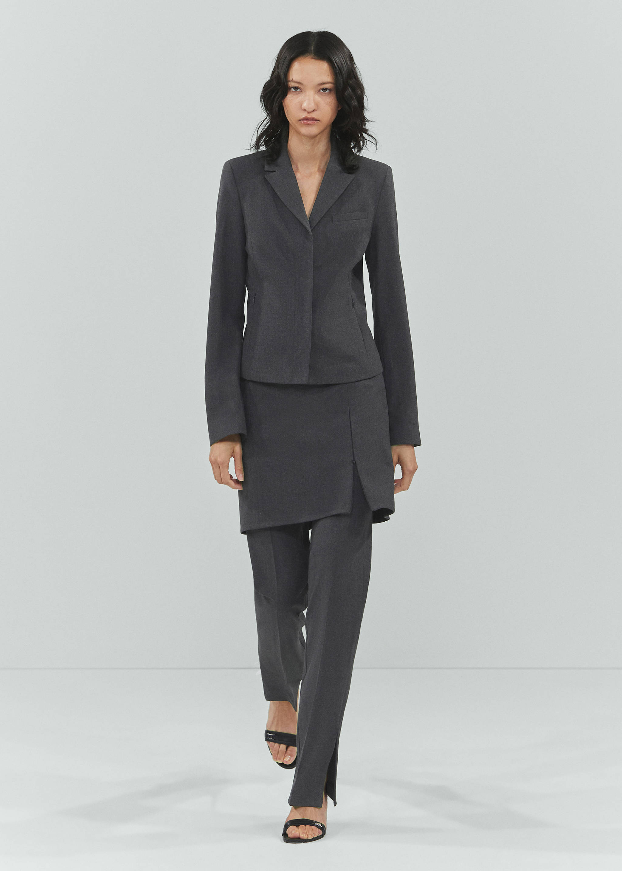 Приталенный пиджак с молнией - Общий план