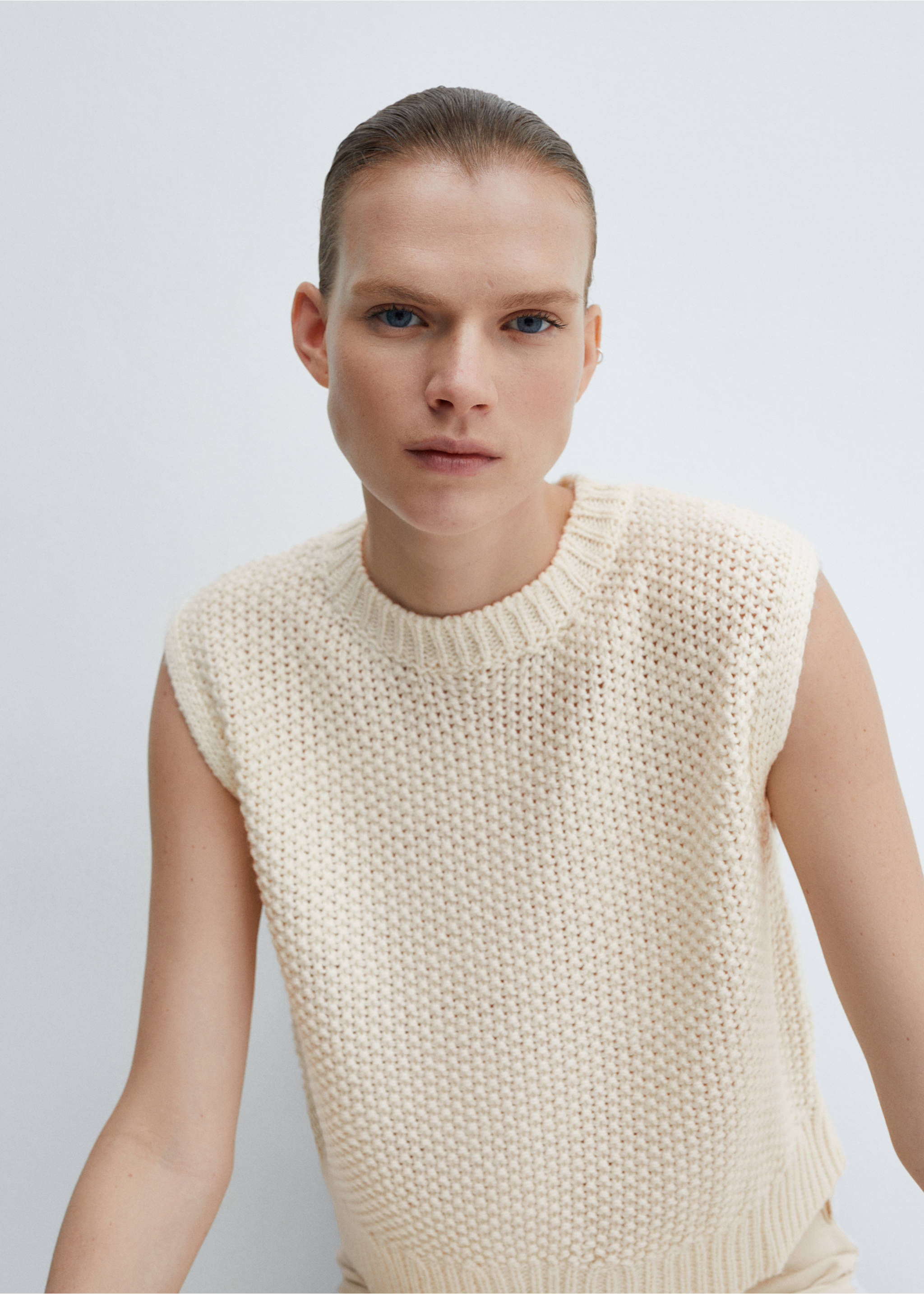 Chunky-knit gilet - Details of the article 1, Ecru. Ref: 67064034-00.