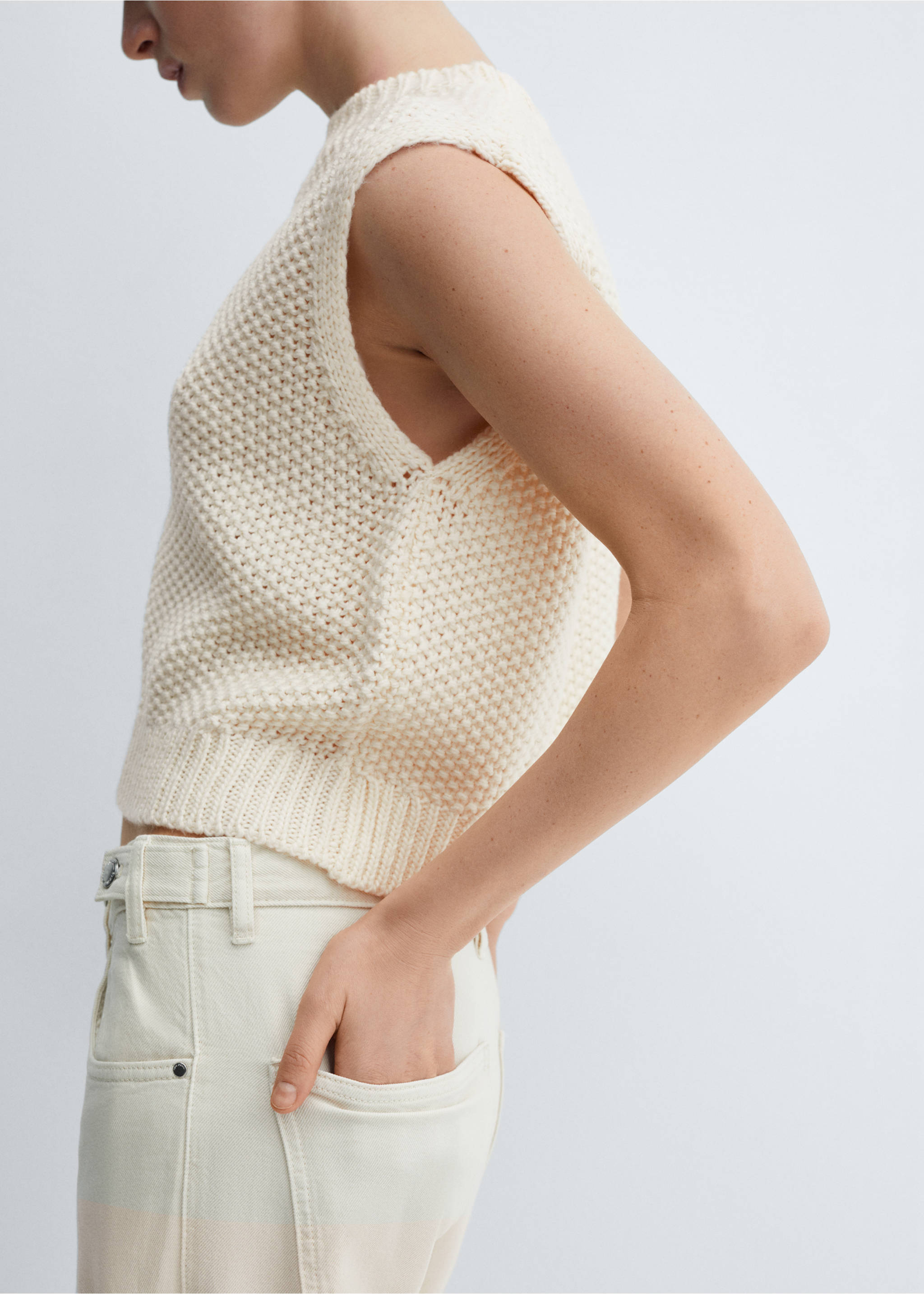 Chunky-knit gilet - Details of the article 3, Ecru. Ref: 67064034-00.