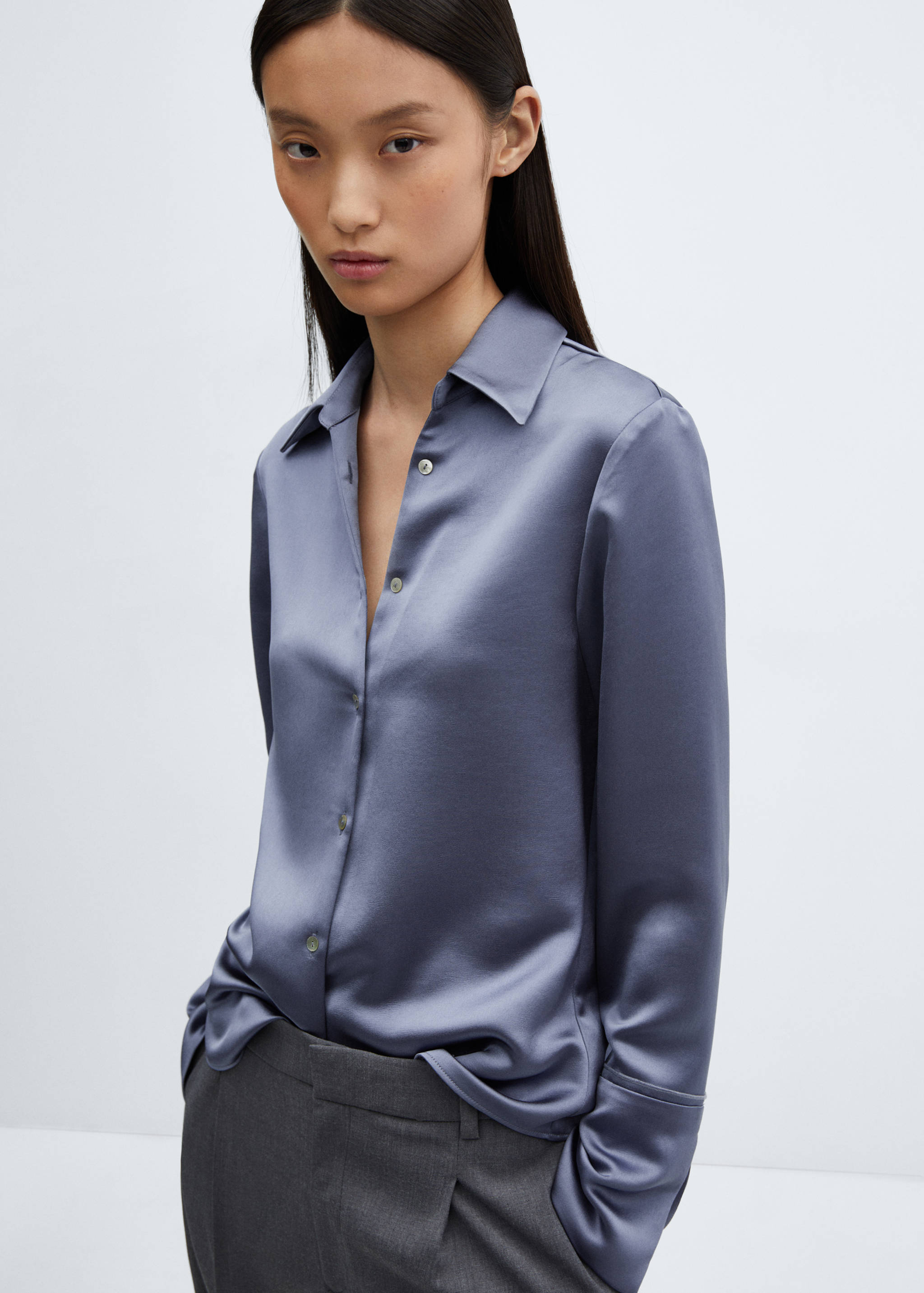 Chemise satinée boutons - Plan moyen