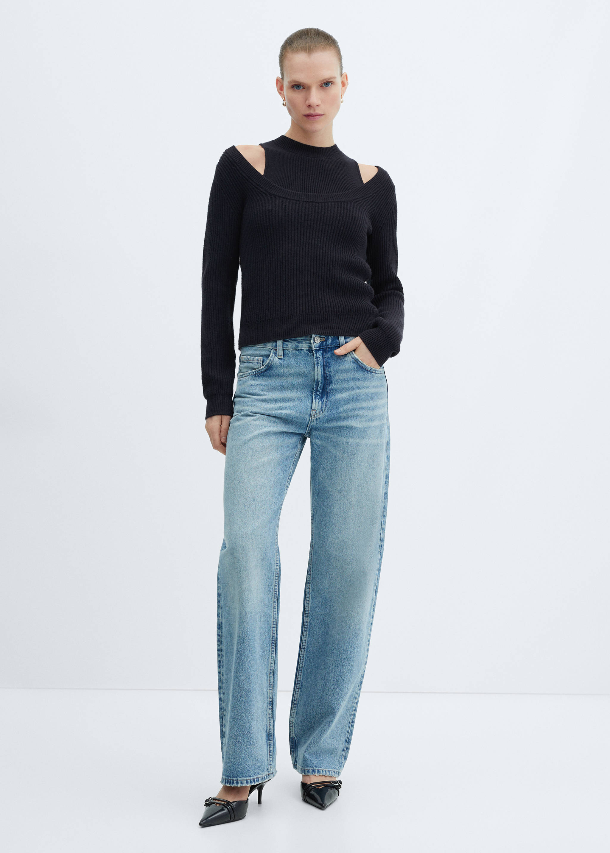 Low-cut neck sweater - General plane