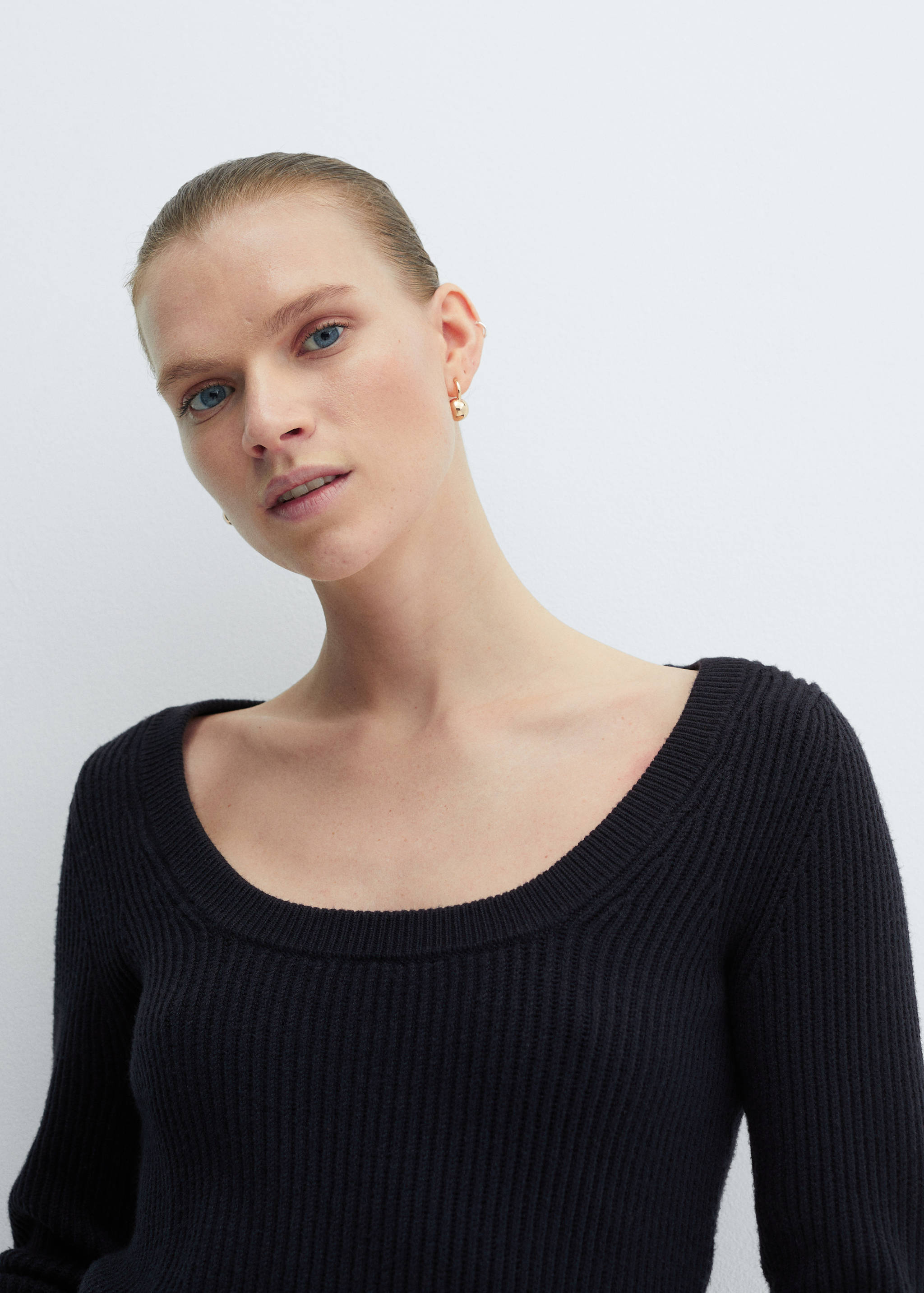 Low-cut neck sweater - Details of the article 1
