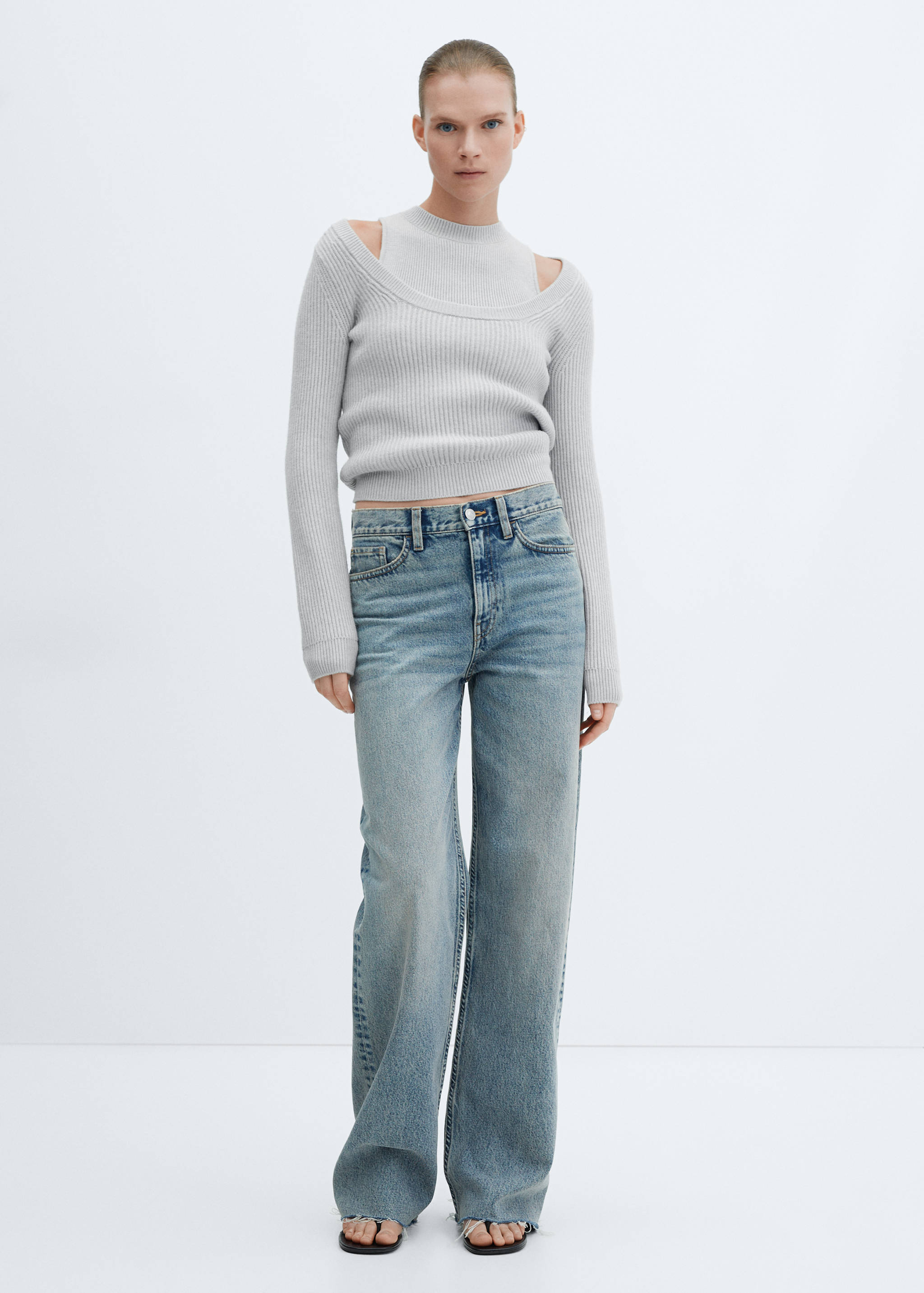 Low-cut neck sweater - General plane