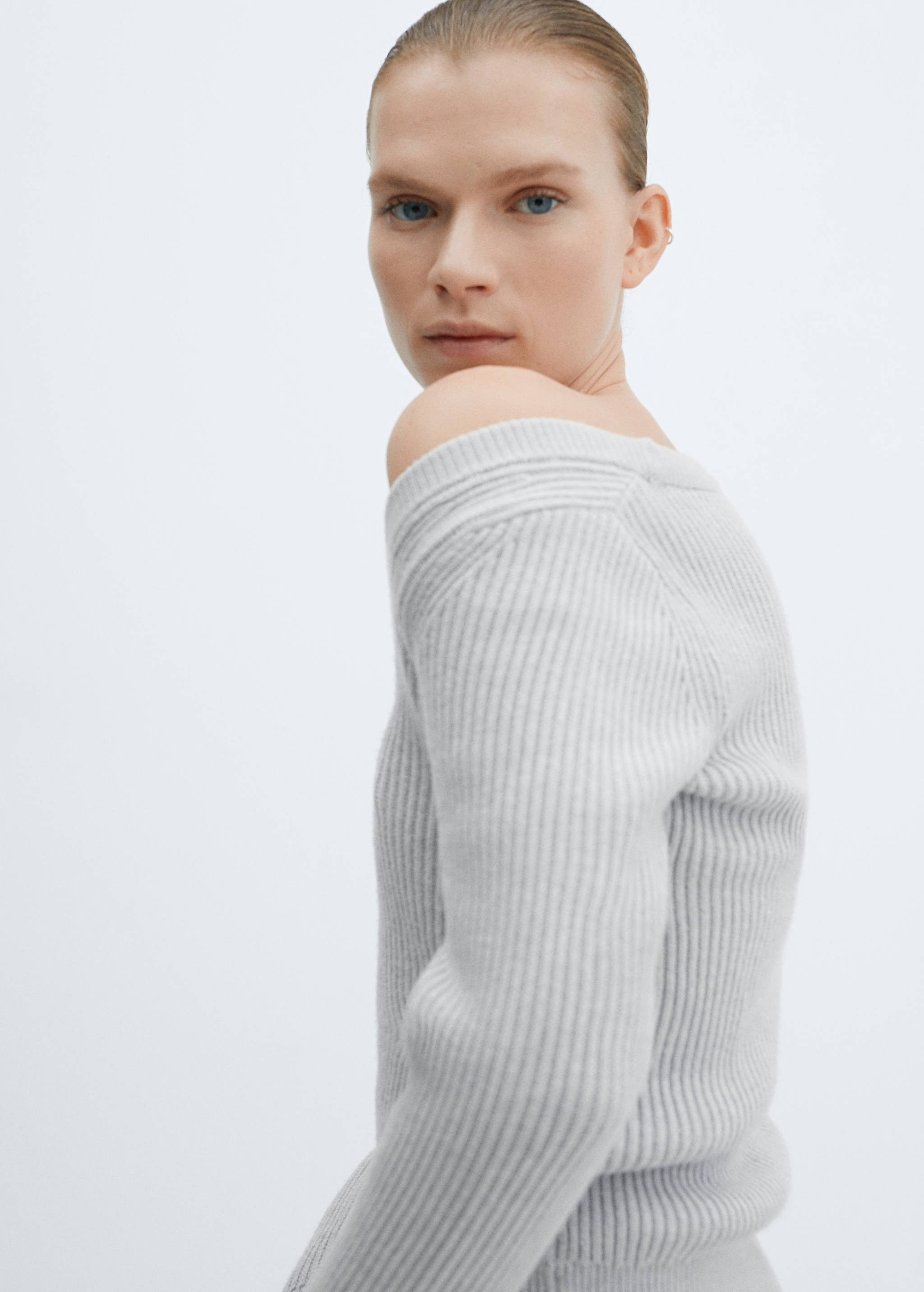 Low-cut neck sweater - Details of the article 1