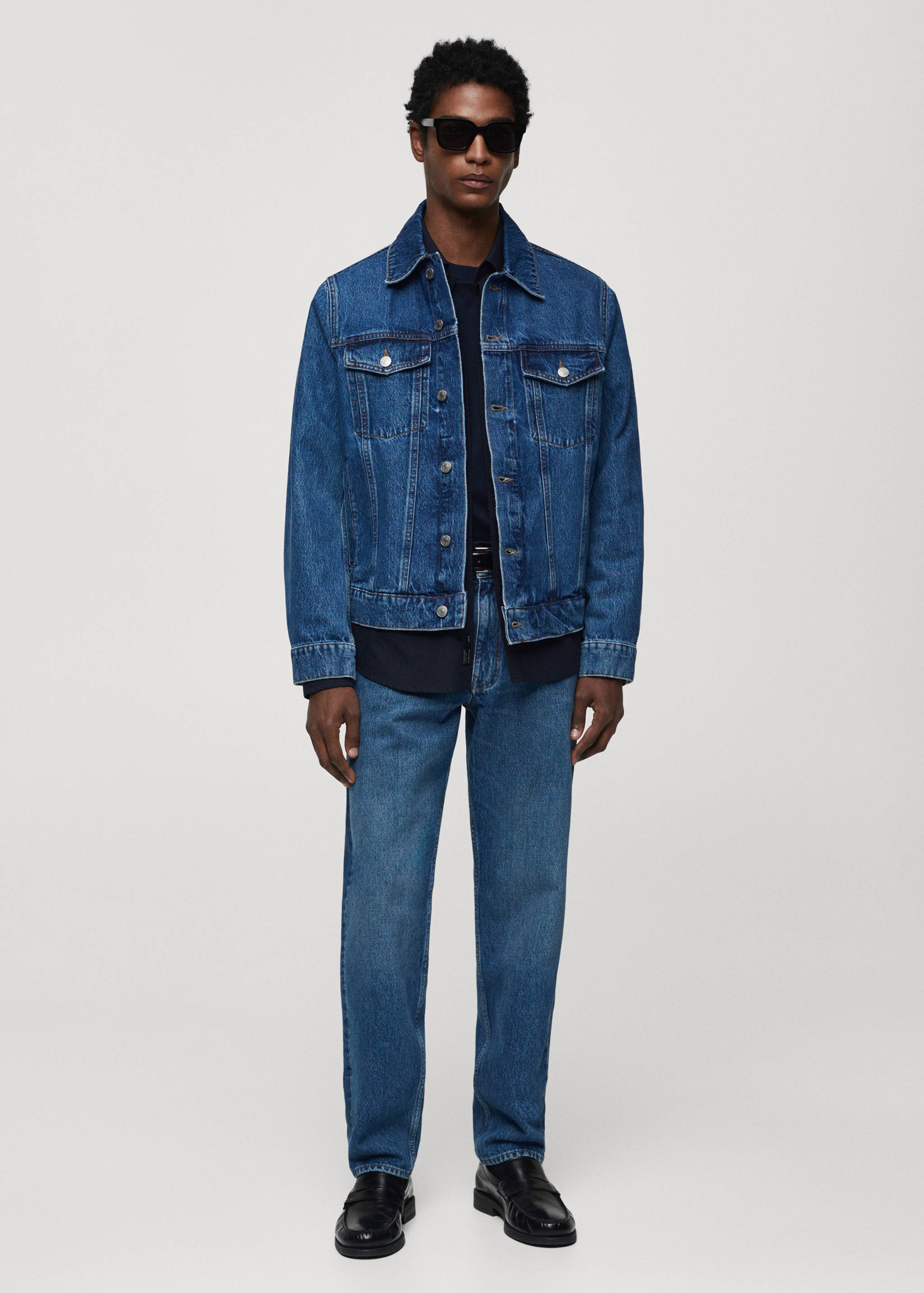 Cazadora vaquera bolsillos - Plano general